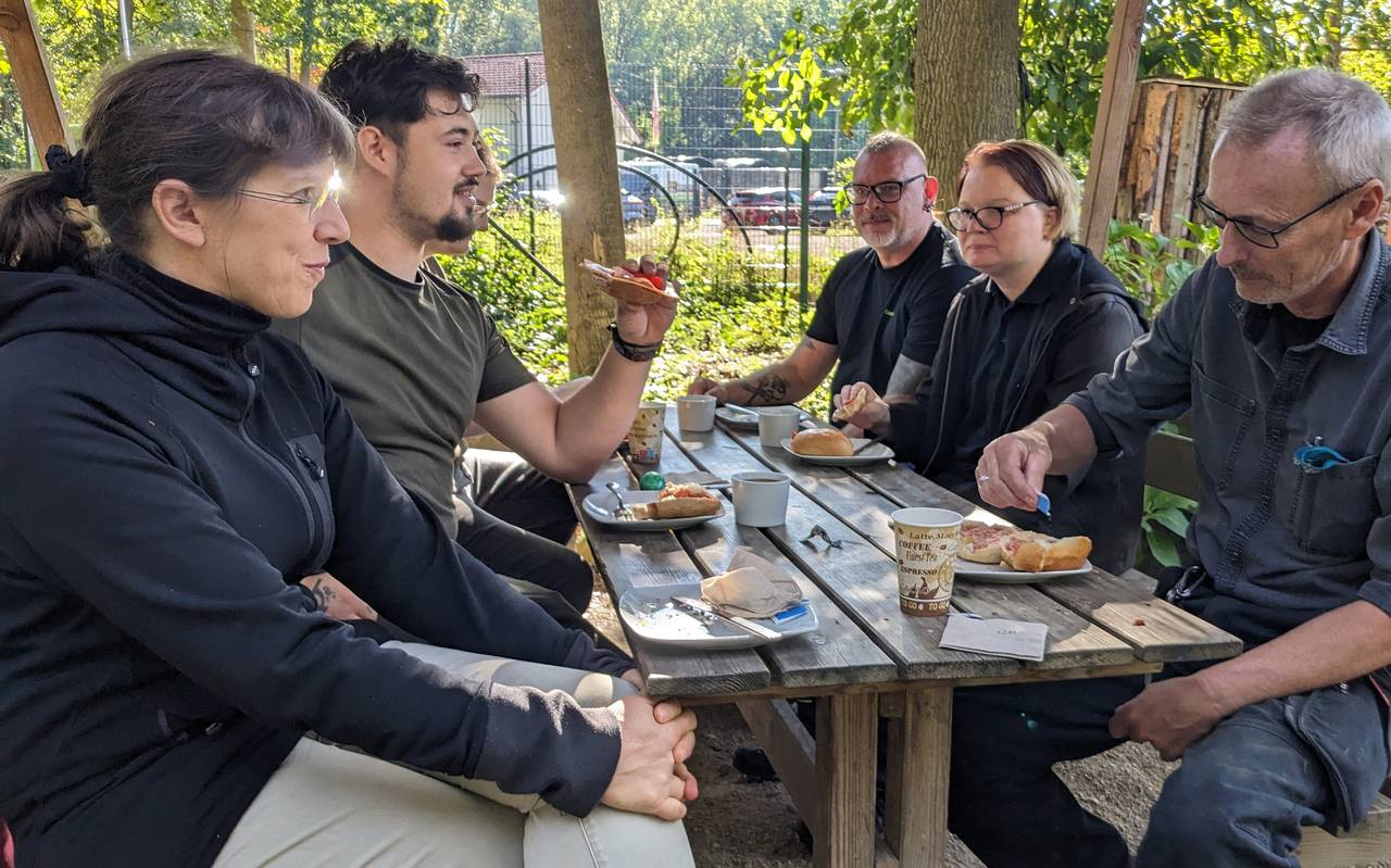 Das Team des Tierparks Hamm genießt das Brötchenbringer-Frühstück.