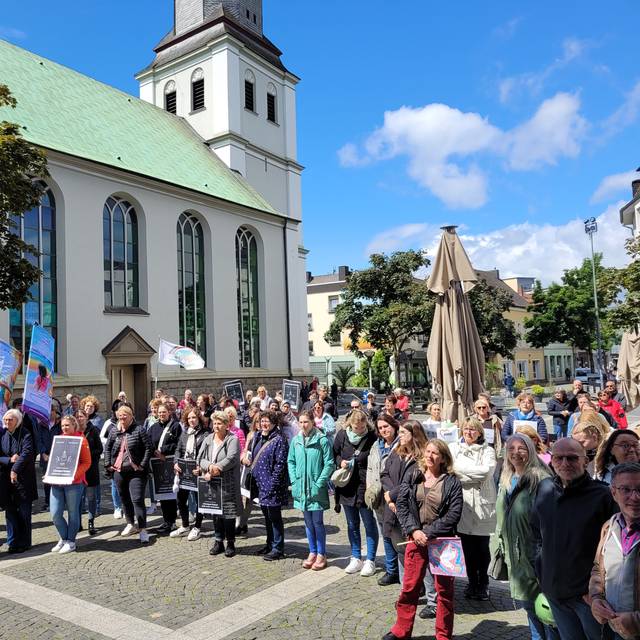 Großeltern demonstrieren auf dem Martin-Luther-Platz für bessere Kinderbetreuung