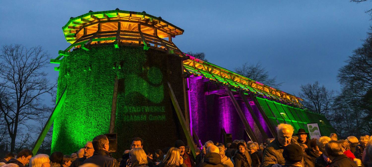 Bunt beleuchtetes Gradierwerk im Kurpark