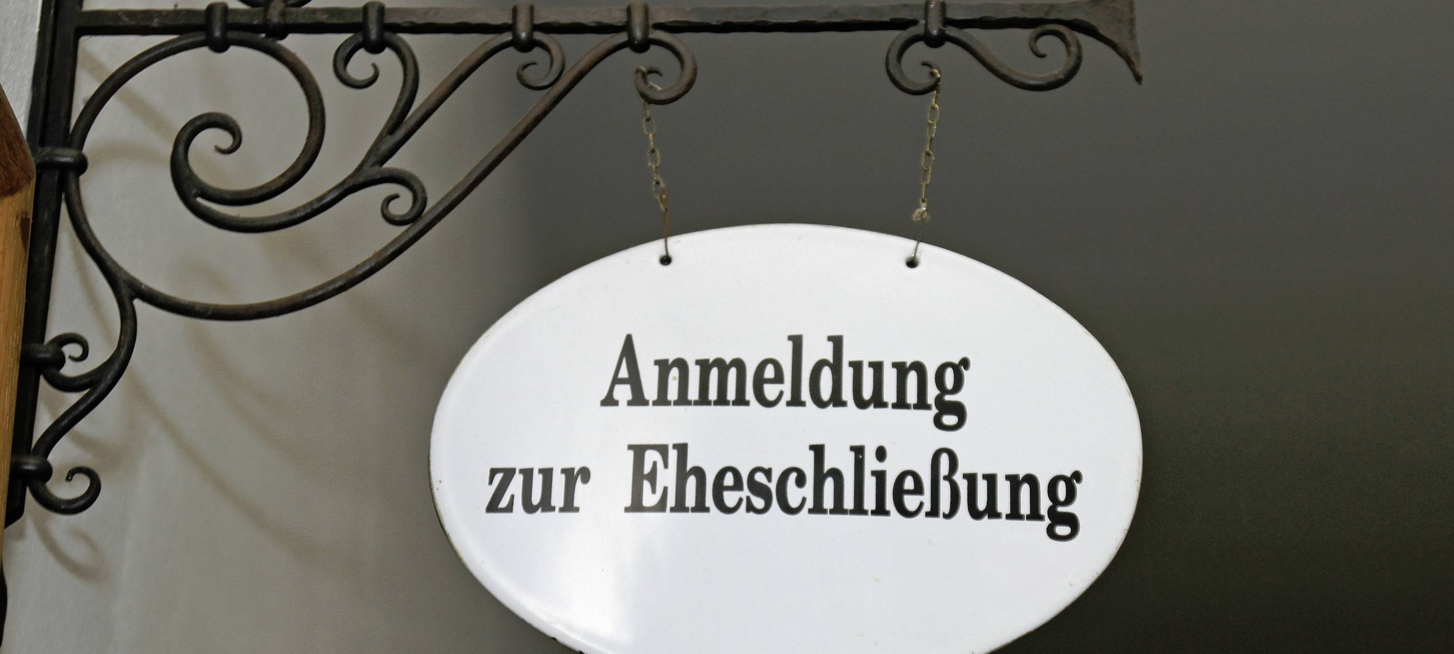 Schild: Anmeldung Eheschließung