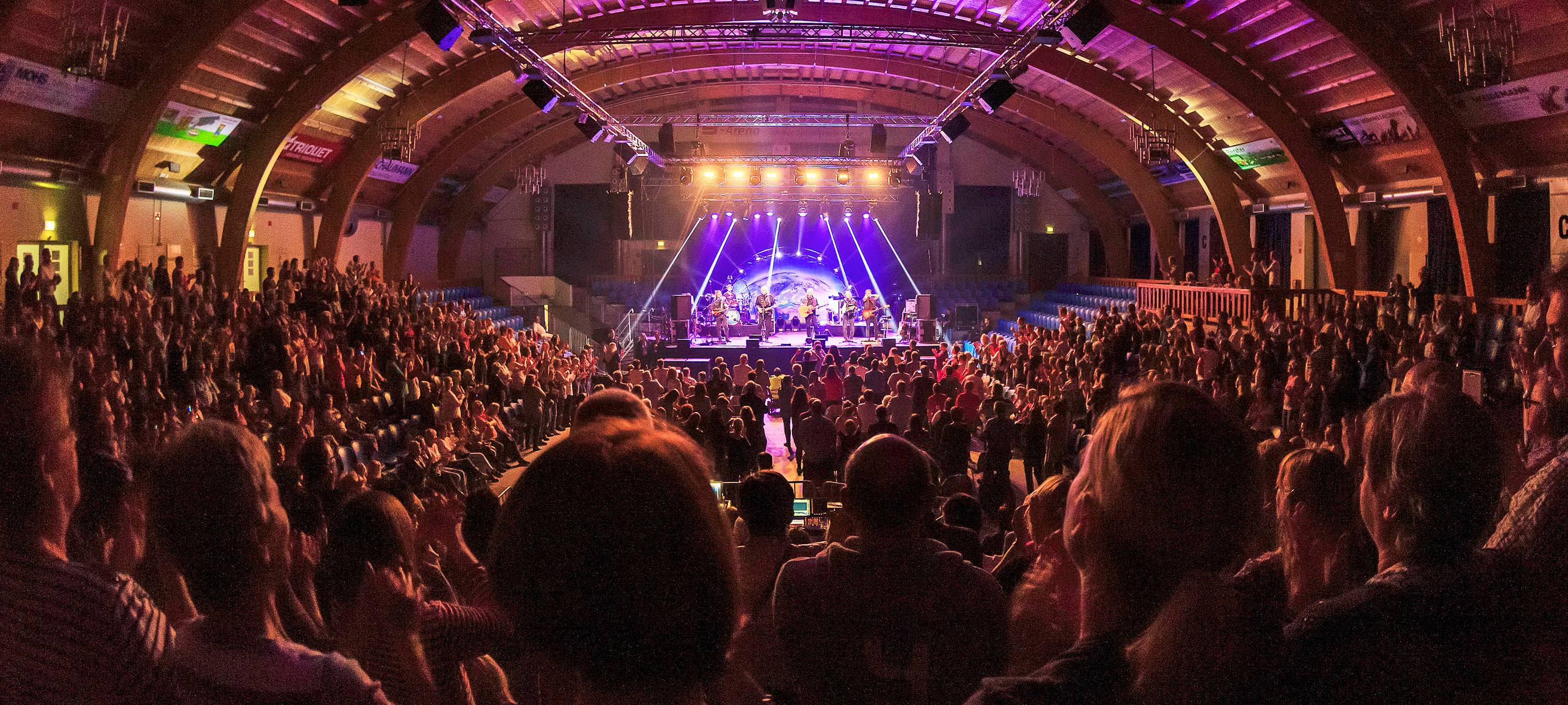 Die große Arena in den Zentralhallen bei einem Konzert.