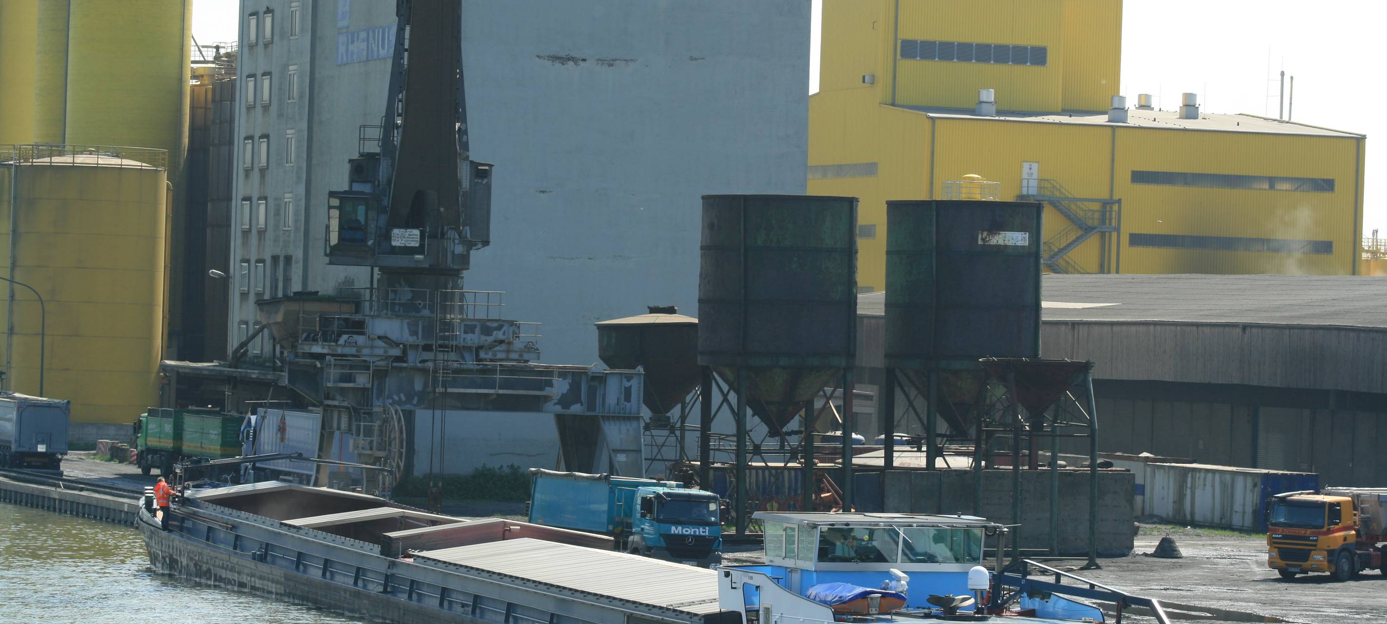 Umschlag im Hafen Hamm steigt