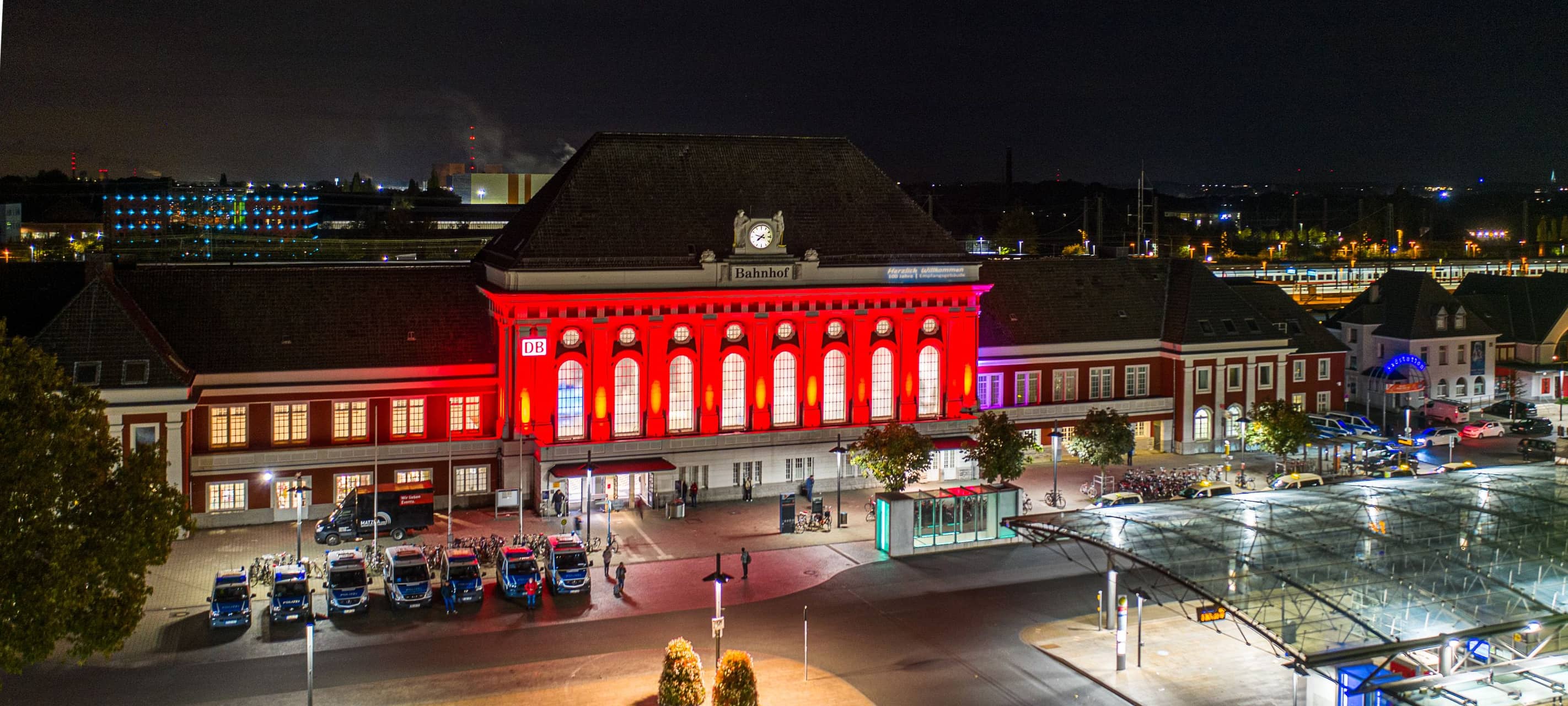 Rathaus und Kleist-Forum leuchten heute Abend rot