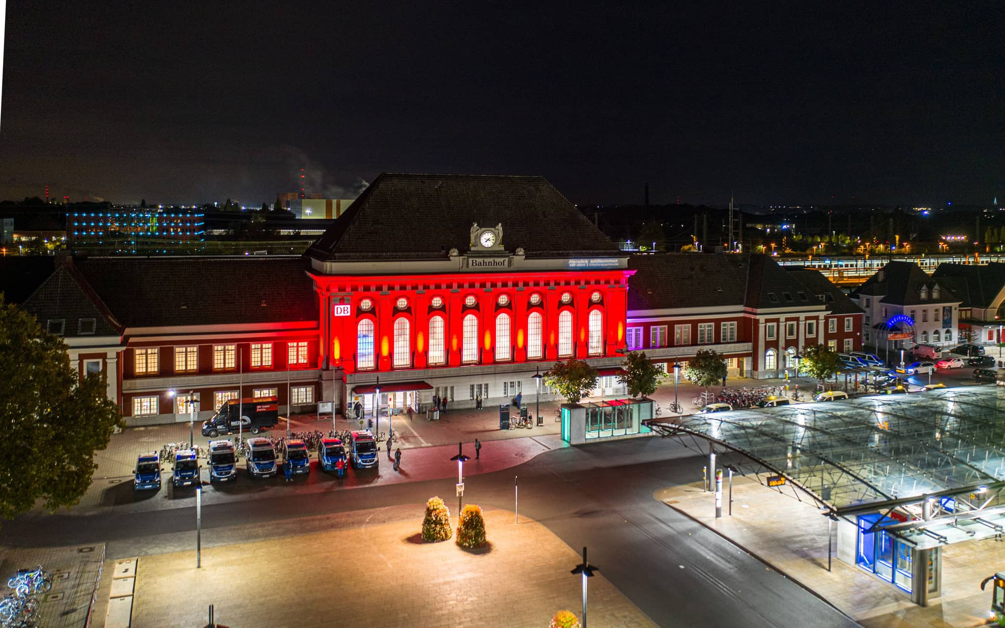 Rathaus und Kleist-Forum leuchten heute Abend rot