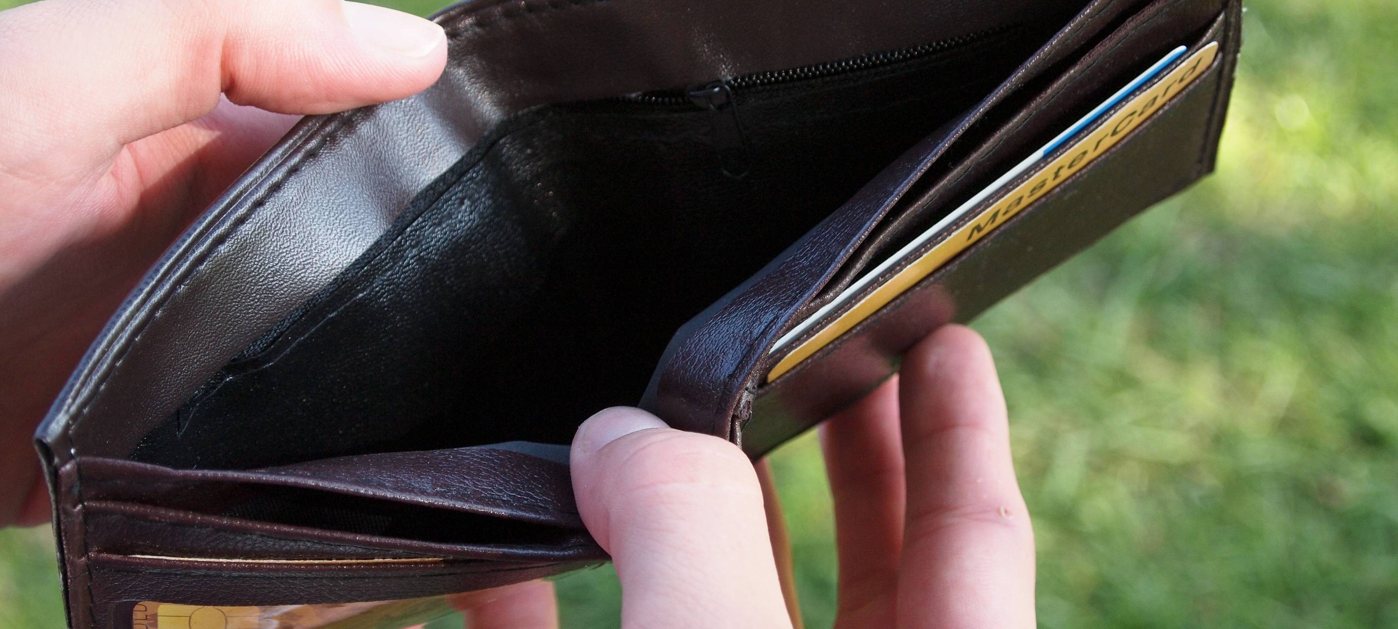 Sparkasse und AOK kommen Corona-geschädigten Kunden entgegen