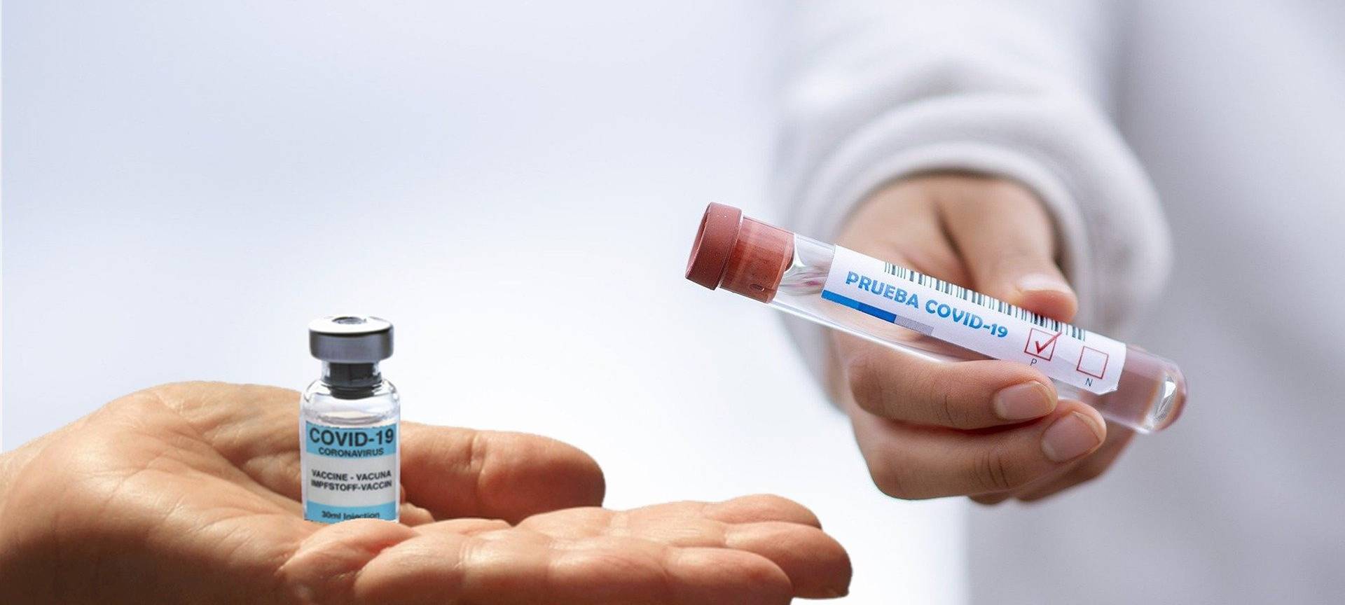 Hände mit Impfdosen