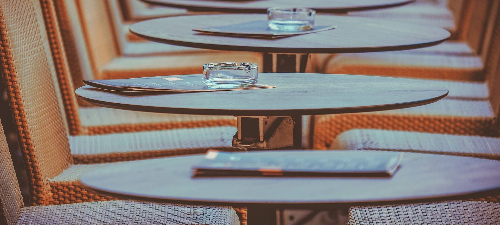 Leere Stühle und Tische.