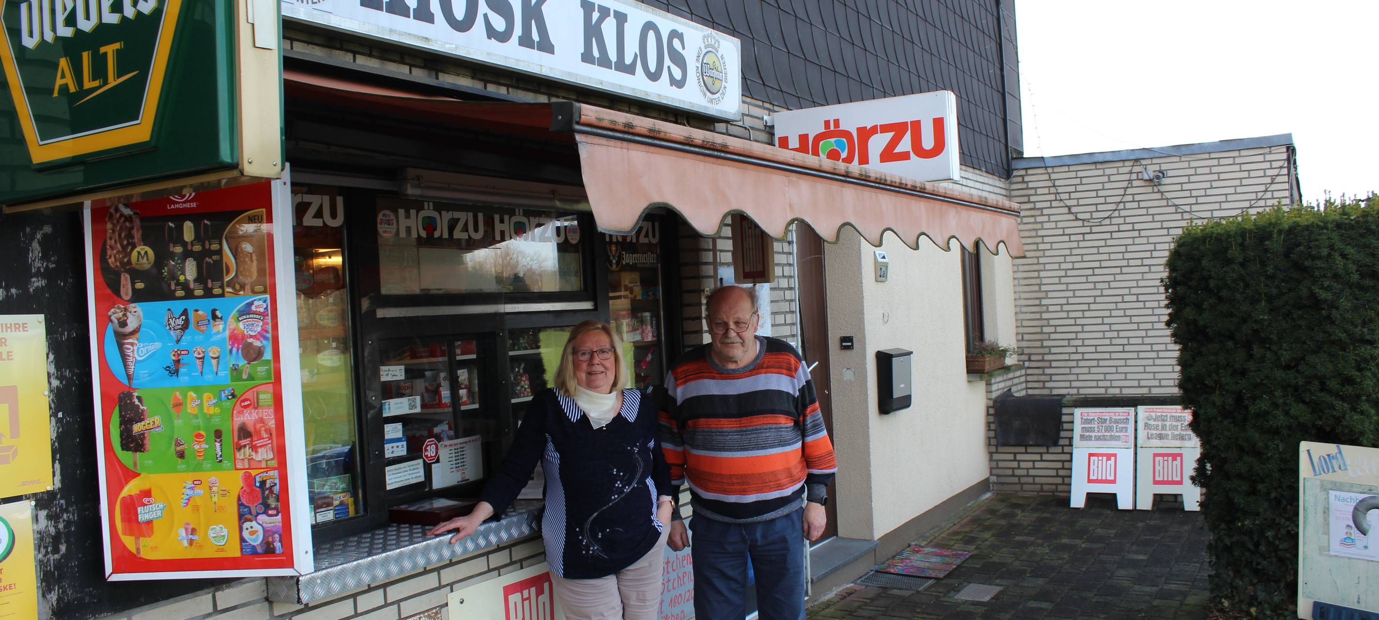 Ehepaar Klos vor ihrem Kiosk.