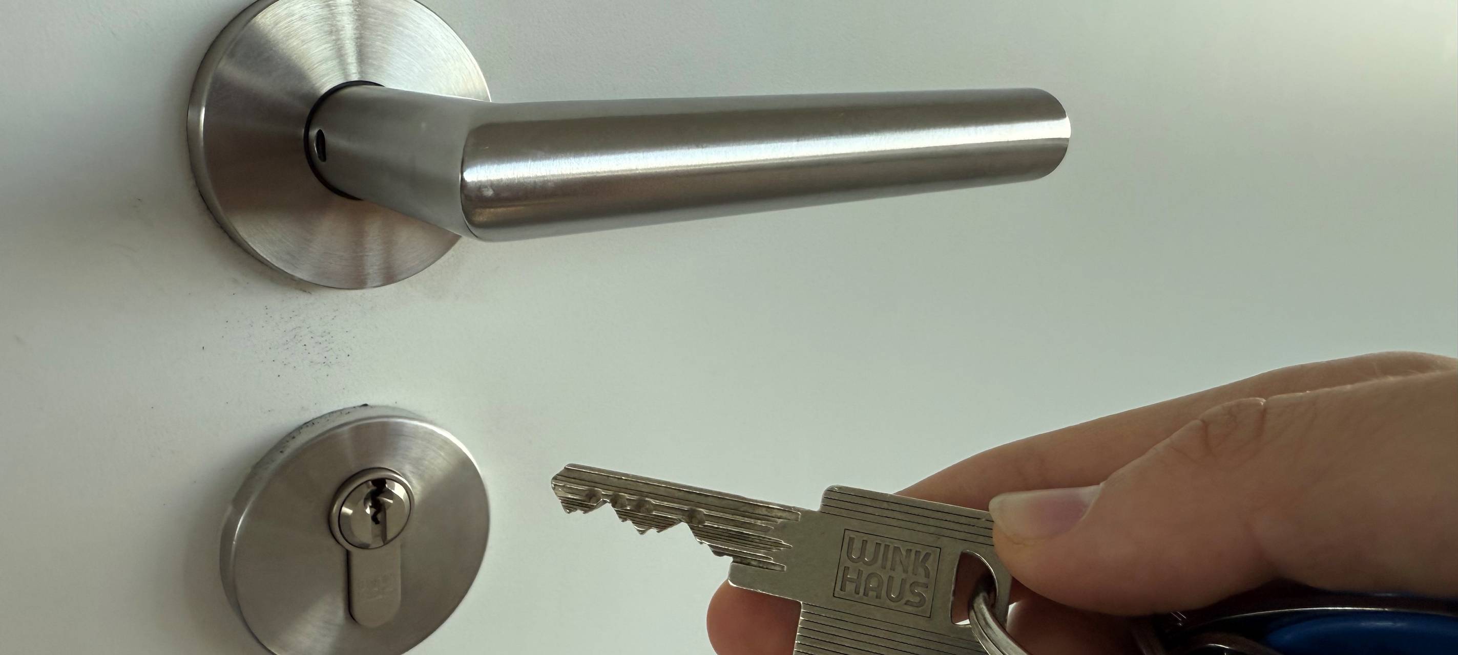 Eine Hand mit einem Schlüssel.