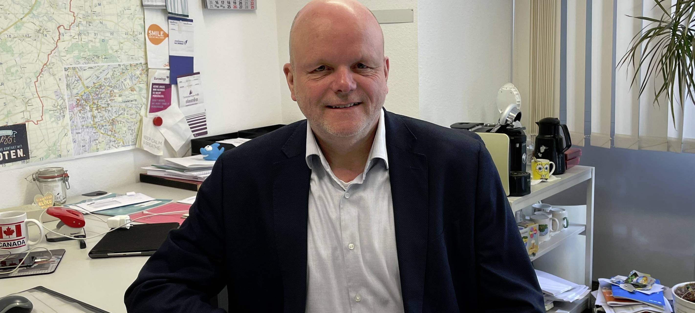 Peter Martin sitzt am Schreibtisch