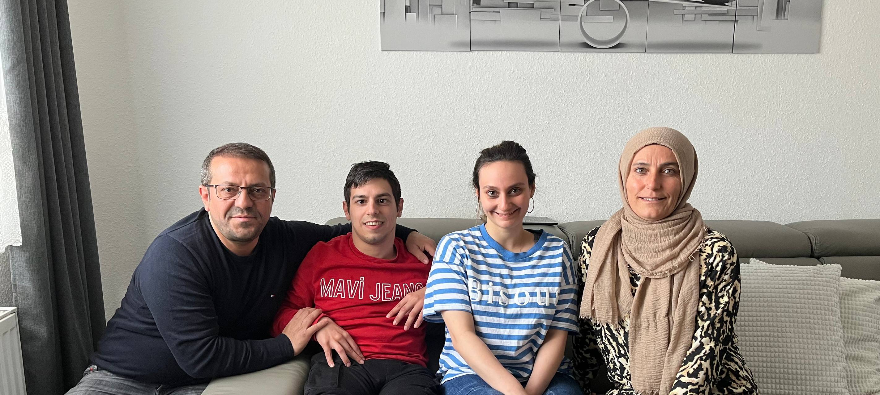 Familie Taskan aus Herringen in ihrem Wohnzimmer.
