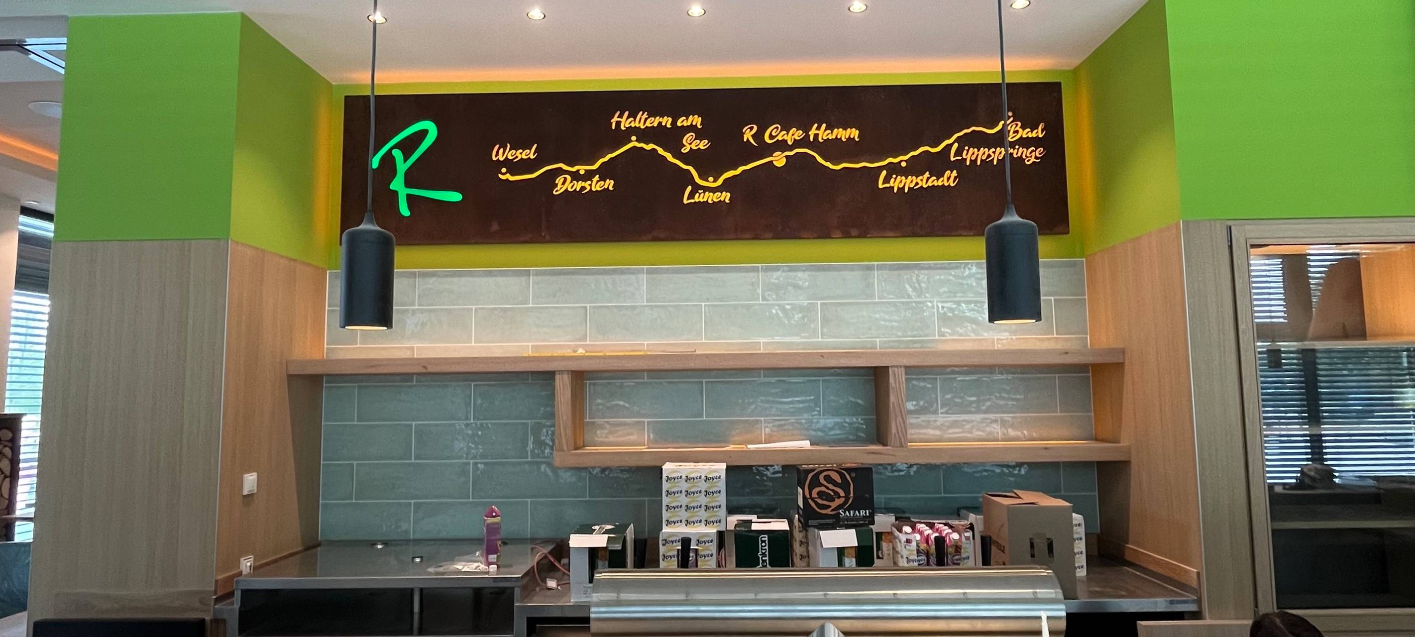 Die Theke im neuen R-Café an der Kanalkante.