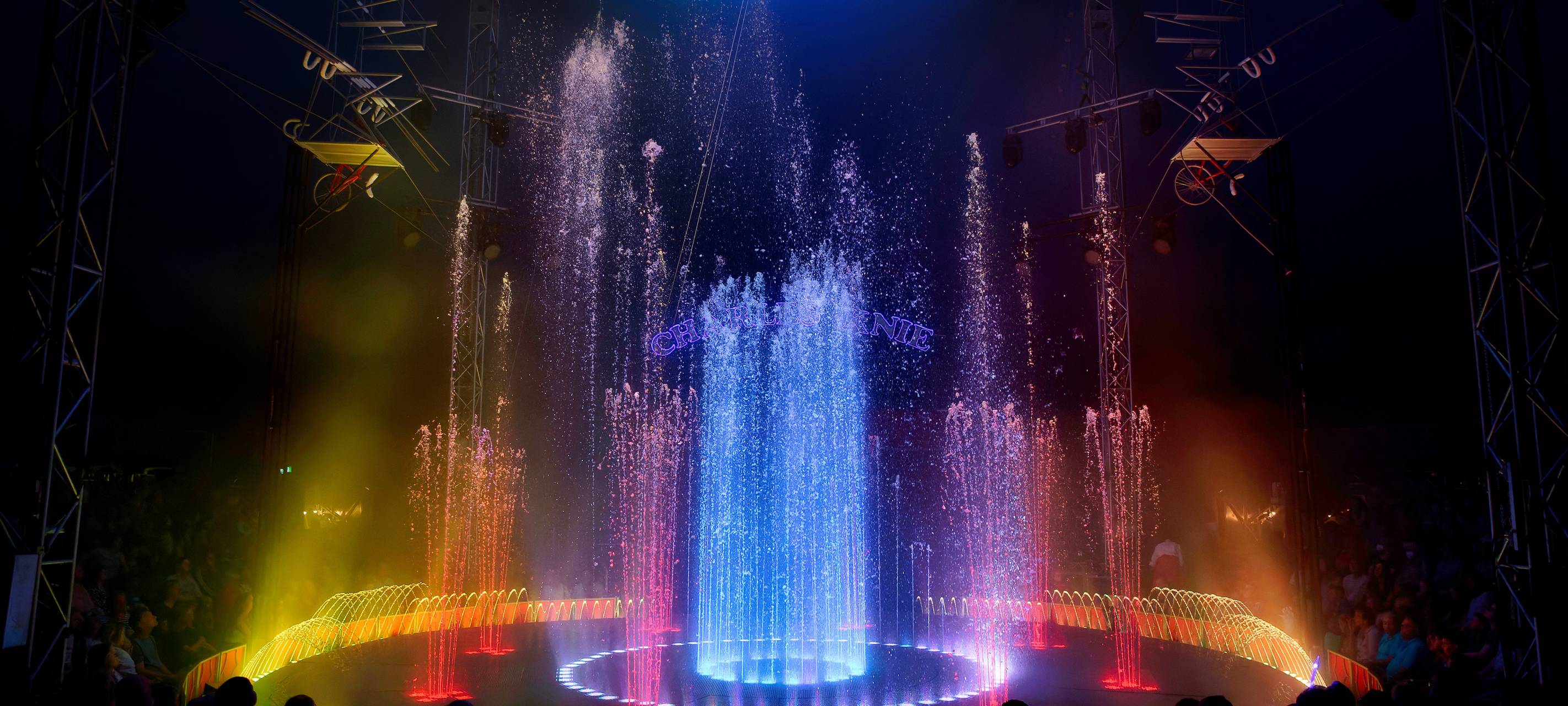 Fontänen und bunte Lichter gehören zur Wassershow in der Manege beim Zirkus Charles Knie.