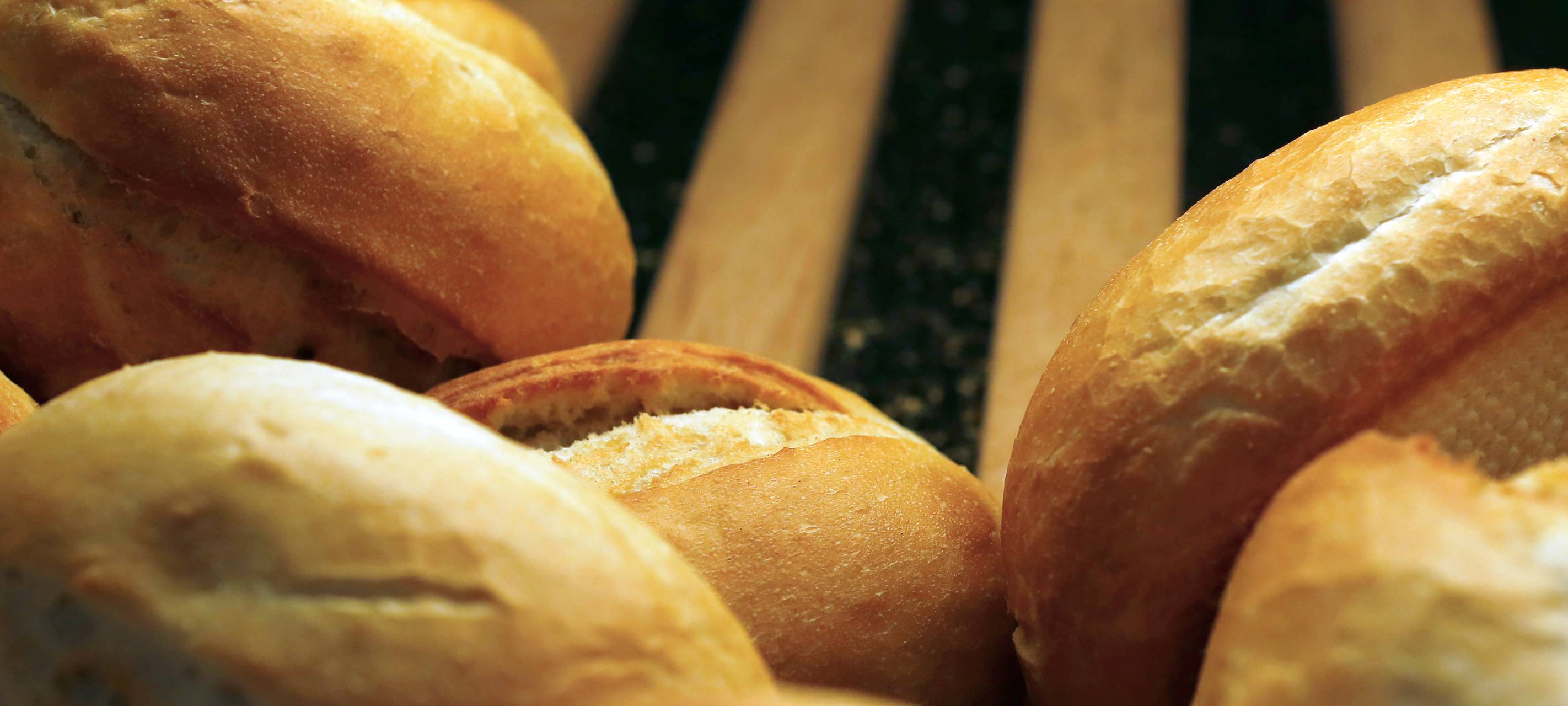 Frische Brötchen direkt aus dem Ofen. Bäcker müssen dafür früh aufstehen.