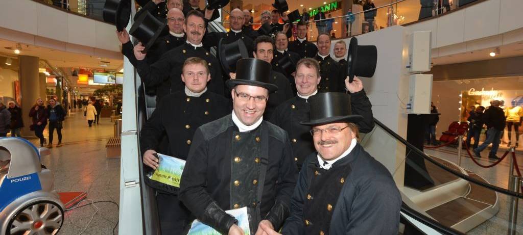 Schornsteinfeger auf Rolltreppe im Allee-Center