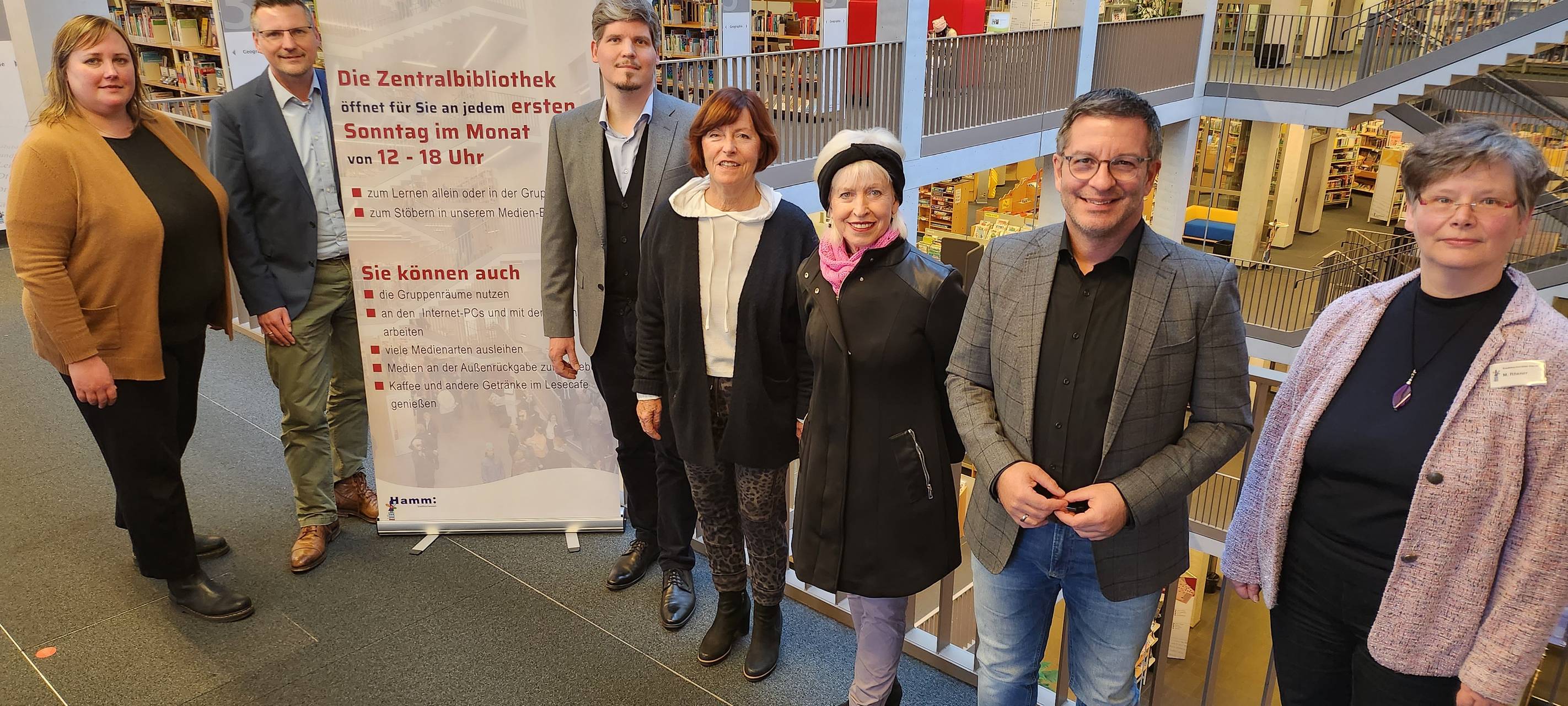 Oberbürgermeister Marc Herter und Vertreter der Stadtbücherei Hamm.