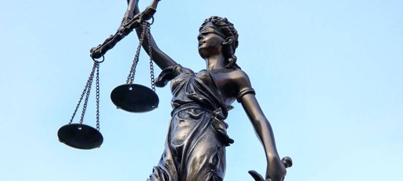 Statue von Justitia mit Waage und Schwert