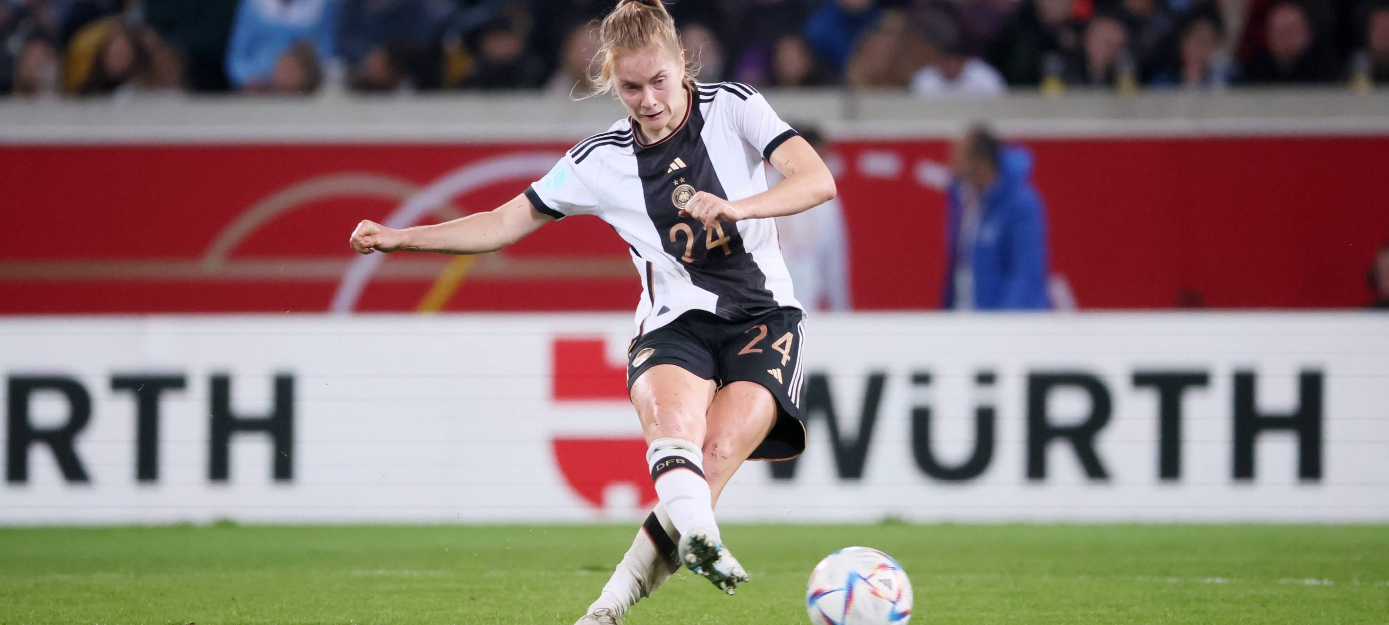 Fußballnationalspielerin Sjoeke Nüsken.