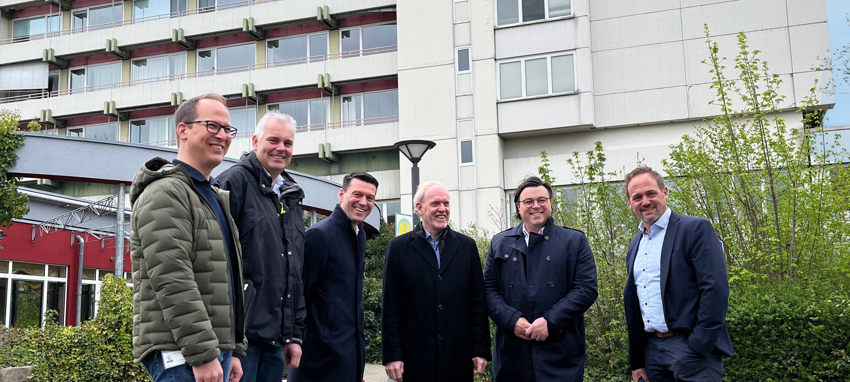 Zuständige vor dem st. Josef Krankenhaus in Bockum-Hövel