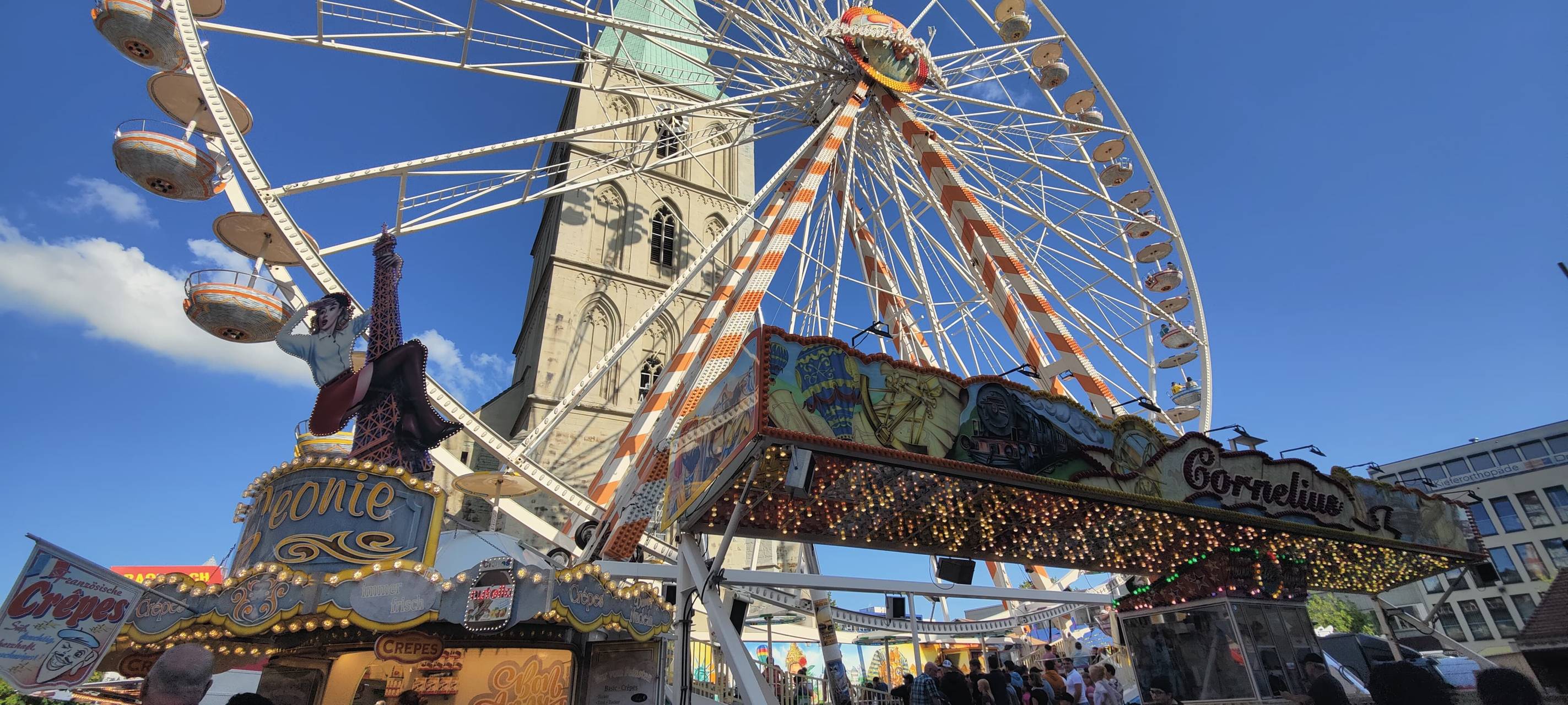 Der Stunikenmarkt mit dem Riesenrad an der Pauluskirche.