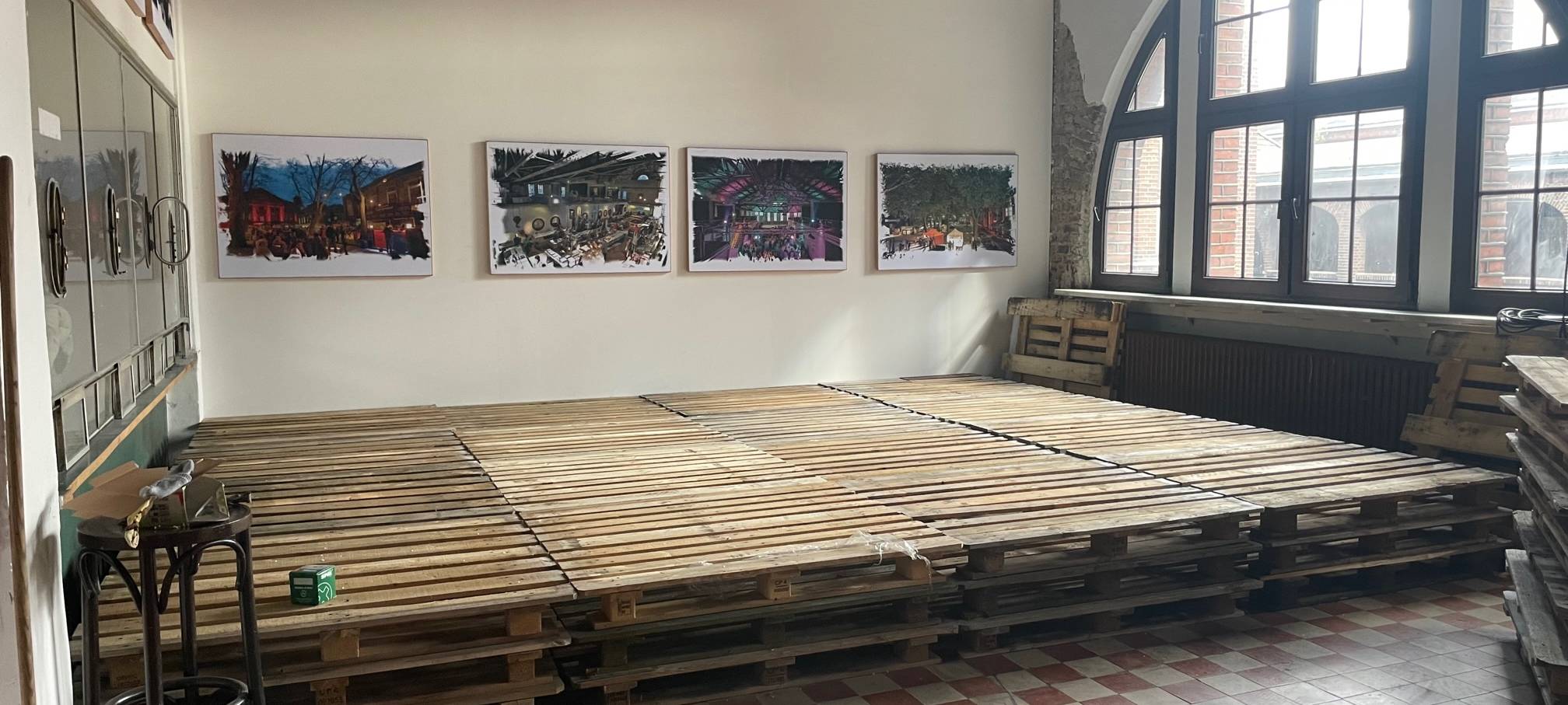 Auf einer Bühne im neuen Café können Künstler auftreten.