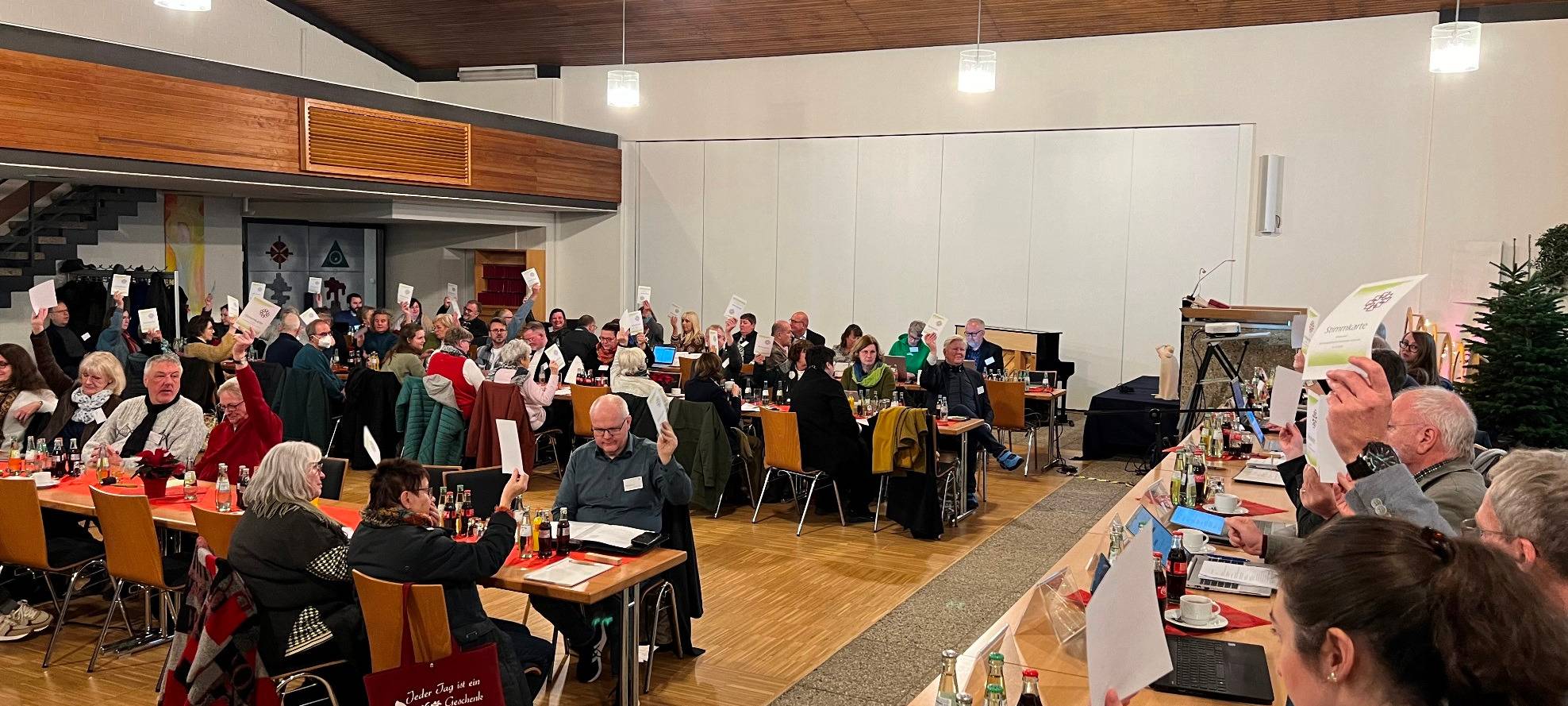 Mitglieder der Synode bei einer Abstimmung