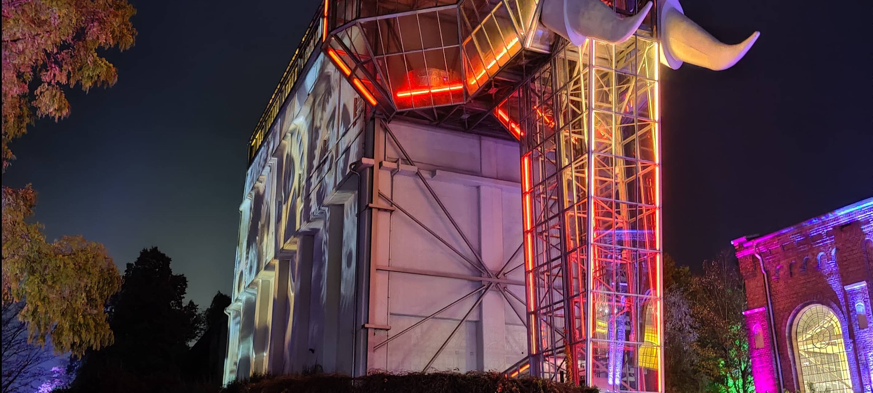 Der Glaselefant beim Herbstleuchten im Maxipark 2023.