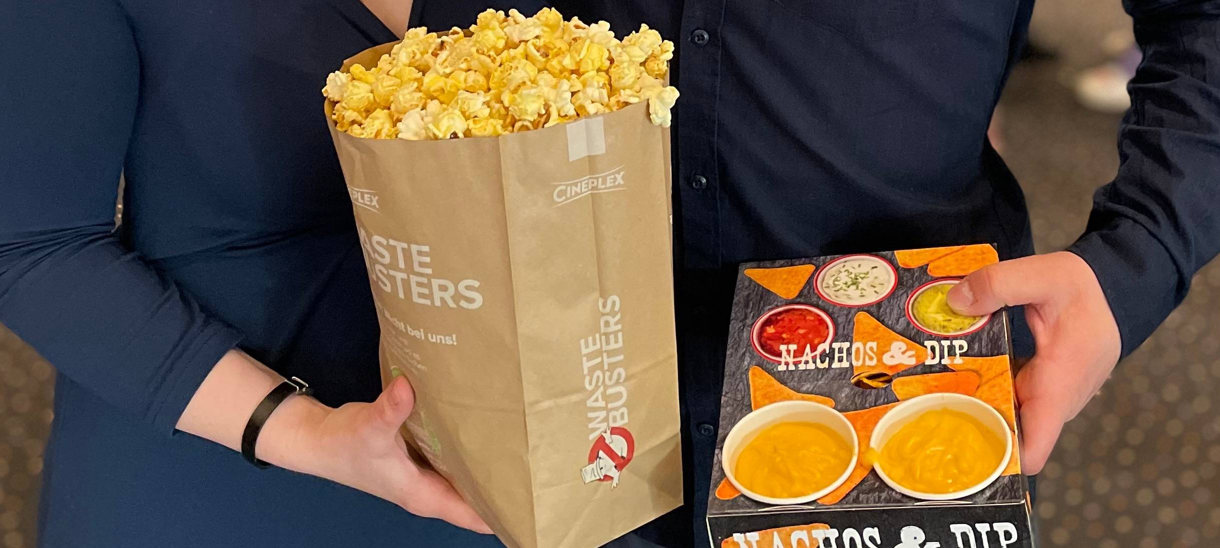 Zwei Besucher halten ihre Snacks für den Kinobesuch in den Händen.