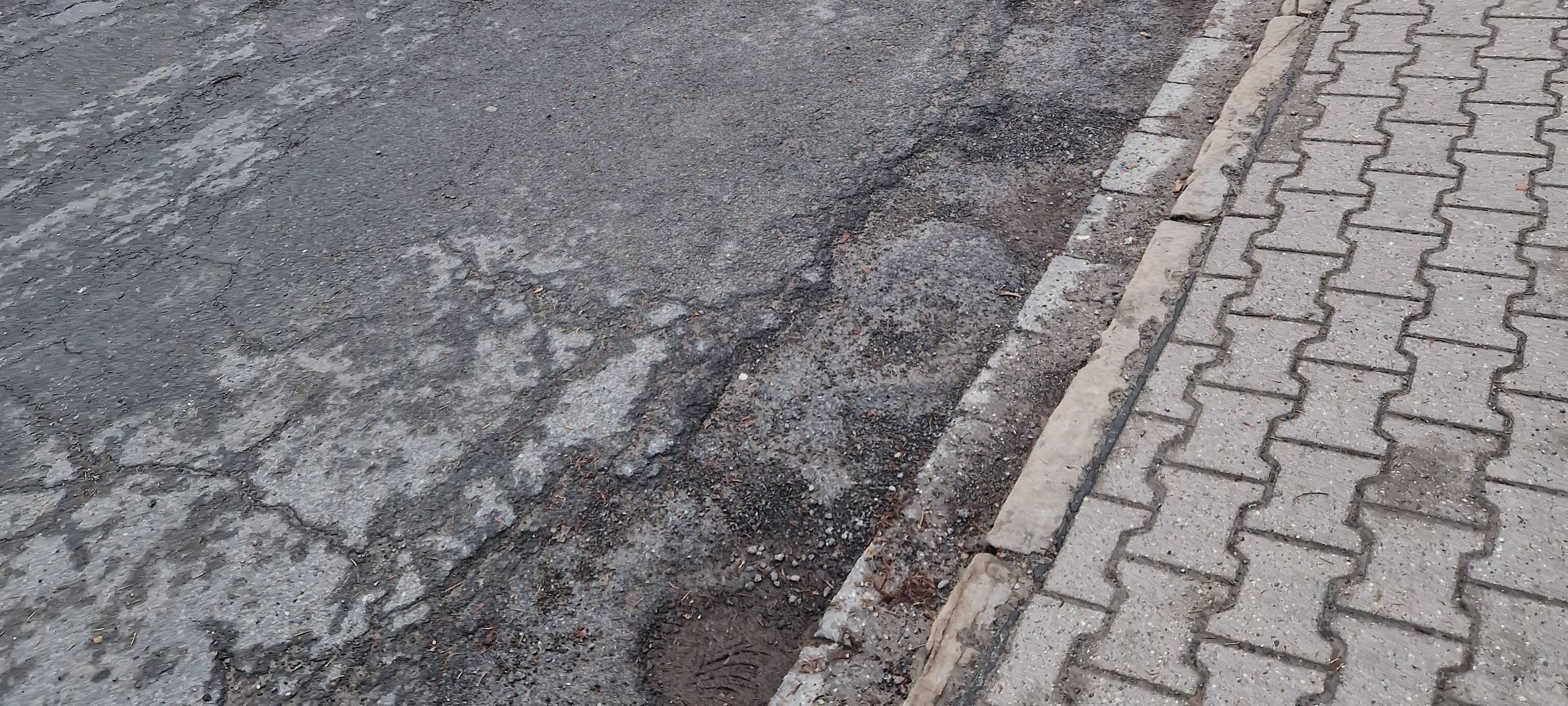 Straßenbegeher suchen nach kaputten Straßen in Hamm