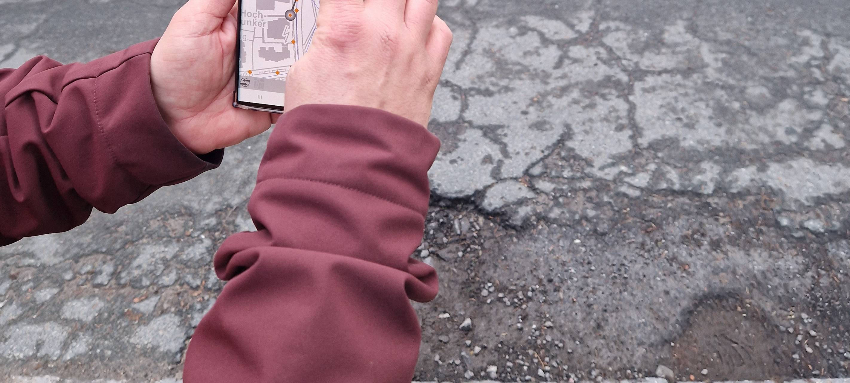 Straßenbegeher suchen nach kaputten Straßen in Hamm