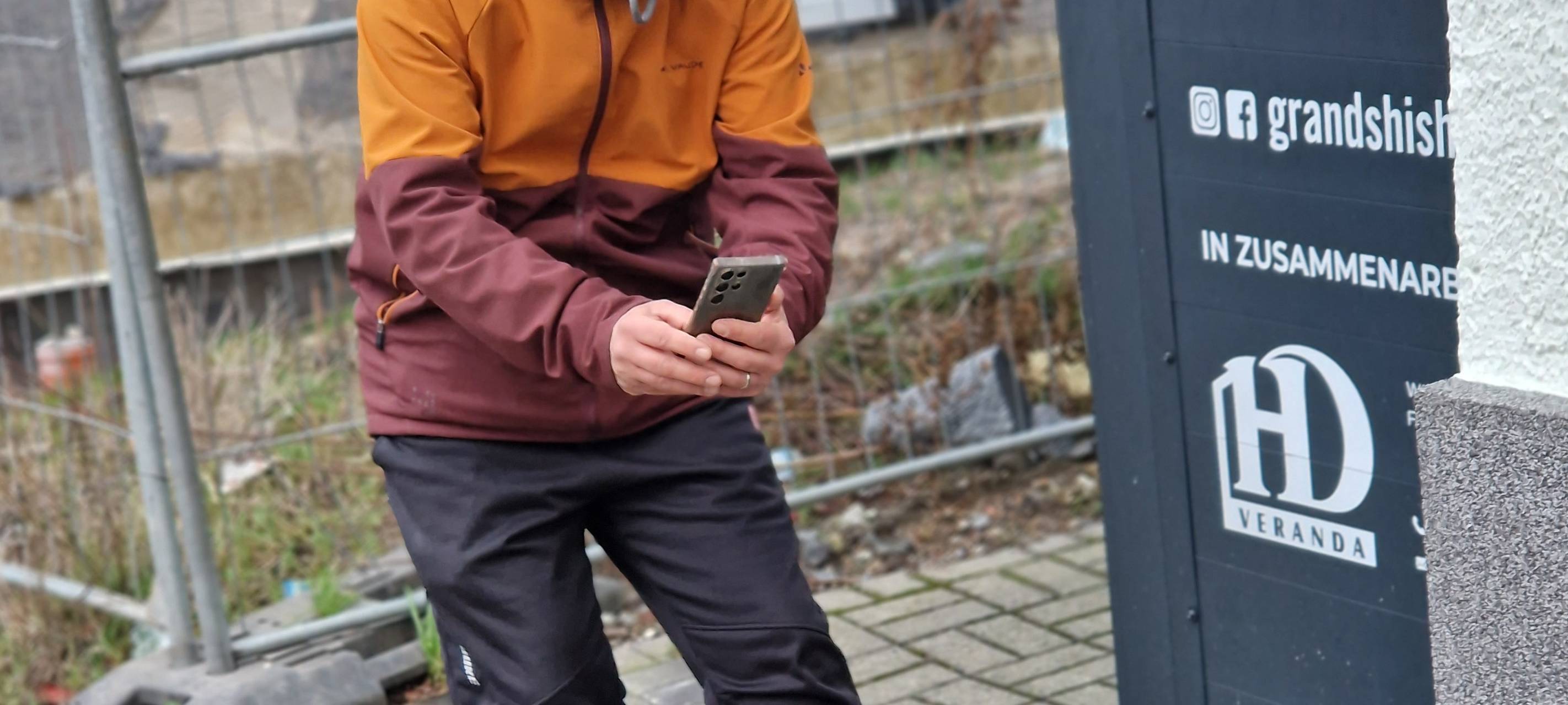 Straßenbegeher suchen nach kaputten Straßen in Hamm