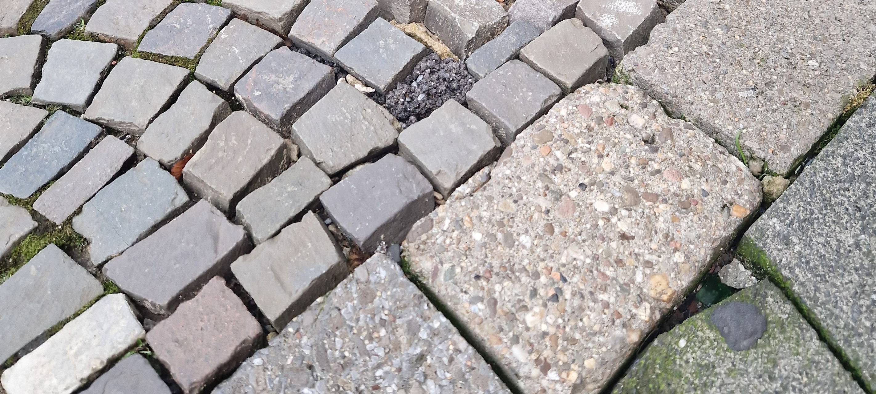 Straßenbegeher suchen nach kaputten Straßen in Hamm