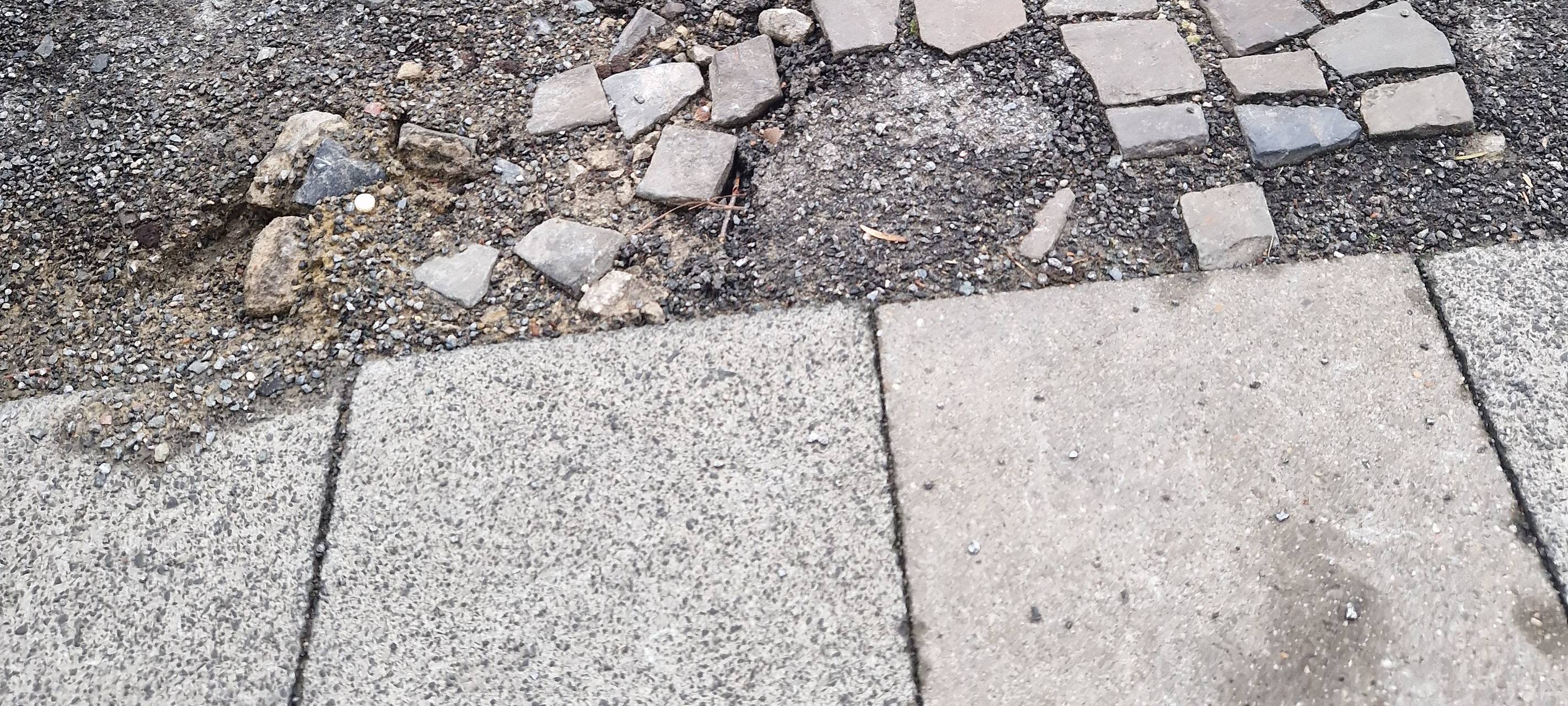 Straßenbegeher suchen nach kaputten Straßen in Hamm