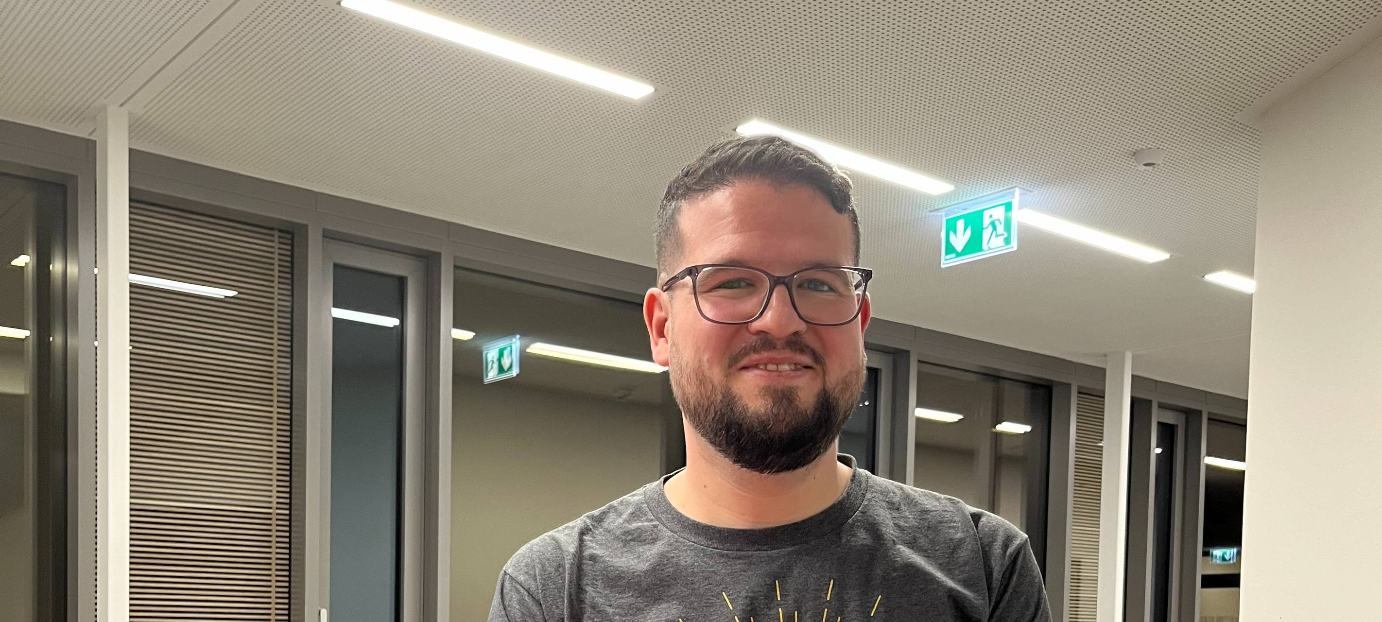 Imker Luca Usai mit seinem eigenen Honig zu Besuch in der Lippewelle-Redaktion.