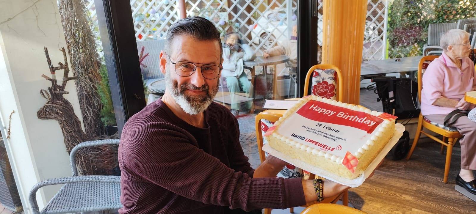 Andreas wird am 29.02.2024 13 Jahre alt - also eigentlich 52. Zum Geburtstag gab es von der Lippewelle eine Erdbeertorte.