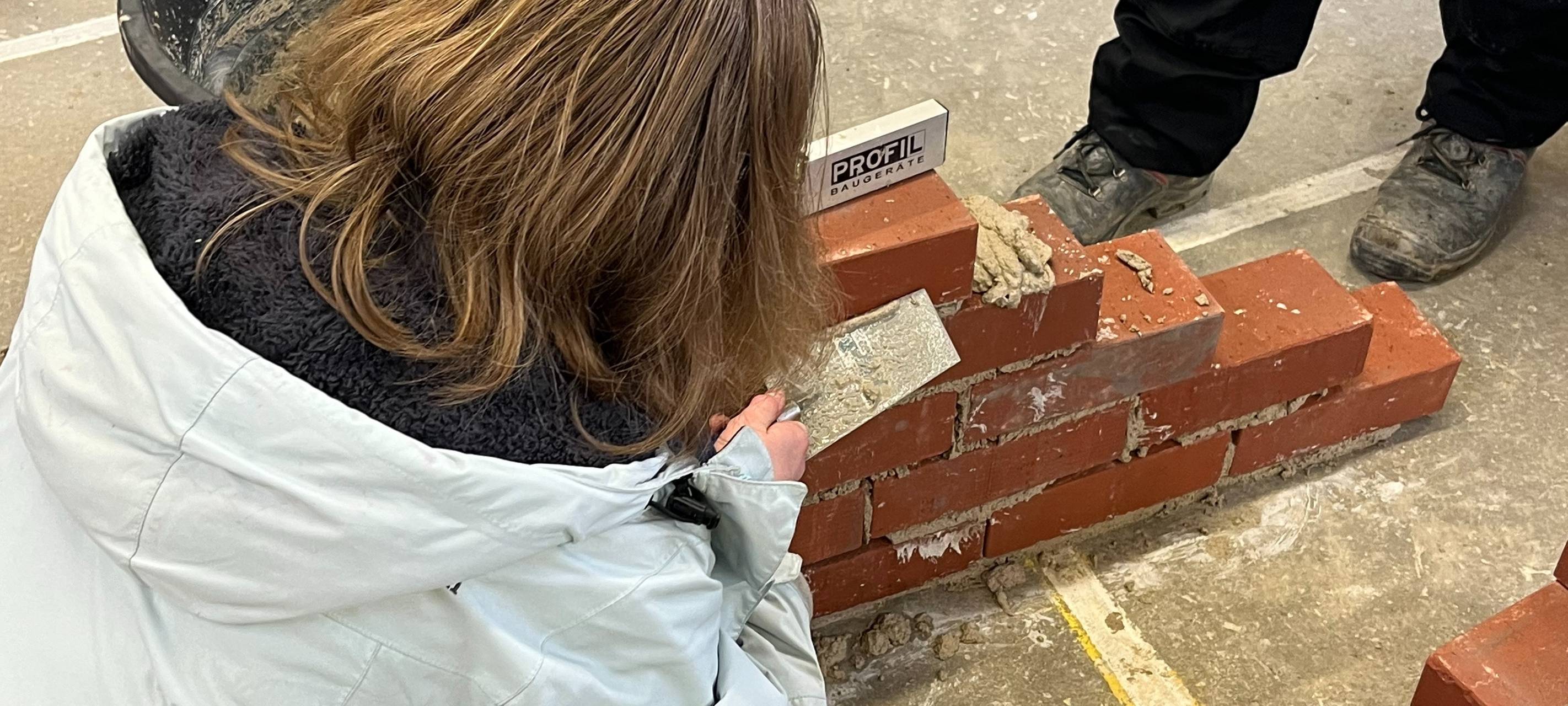 Jugendliche probiert sich bei Young Hands Messe aus