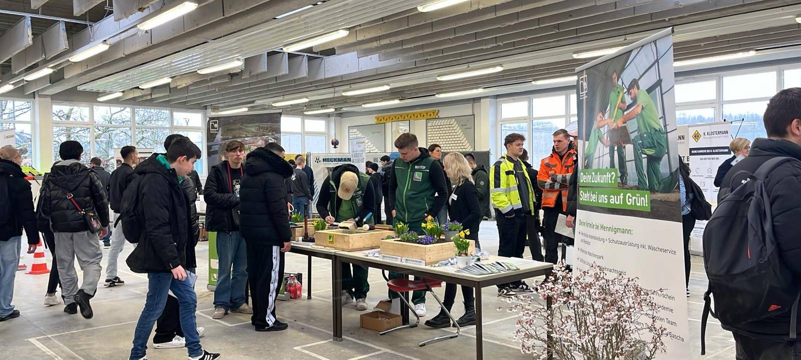 Schüler und Schülerinnen informieren sich auf der "Young Hands"-Ausbildungsmesse zur Ausbildung im Handwerk.
