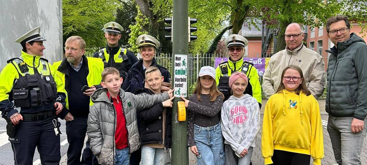 Die Polizei hat die Ampelsticker an der Talschule in Bockum-Hövel vorgestellt.