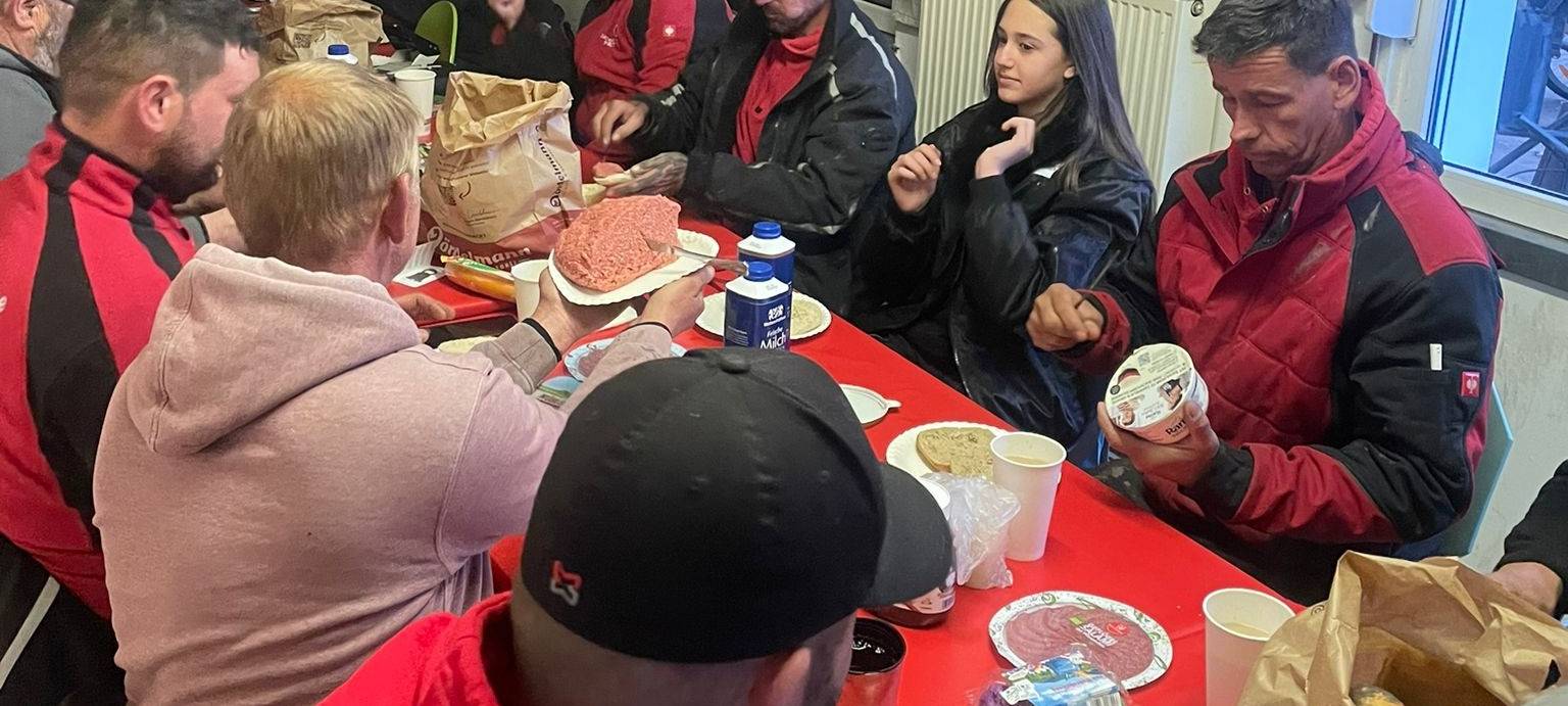 Das Dachdeckerteam am Frühstücken.