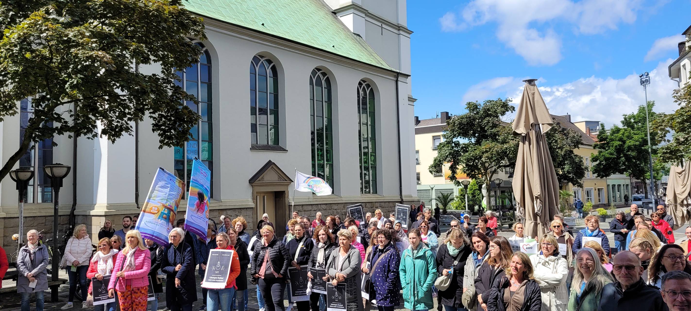 Großeltern demonstrieren auf dem Martin-Luther-Platz für bessere Kinderbetreuung