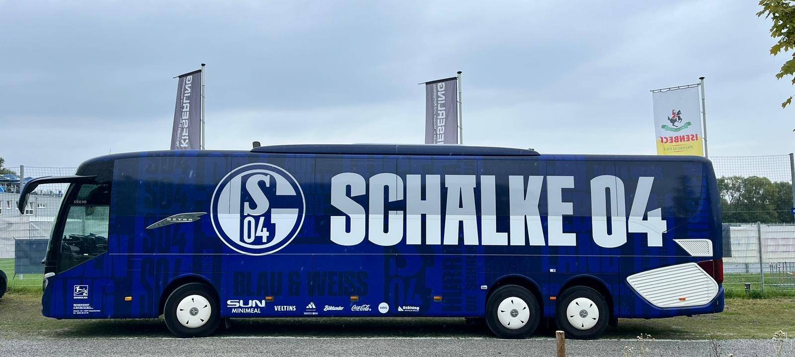 Der Mannschaftsbus vom FC Schalke 04 in Rhynern.