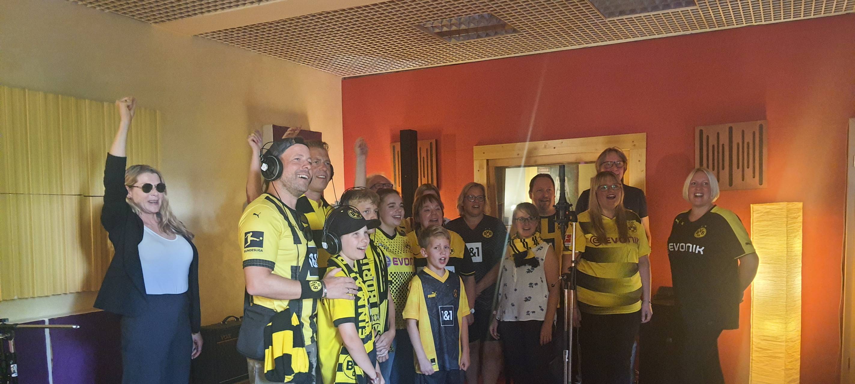 BVB-Fans aus Hamm singen neuen Fußballsong "Yellow Wall"
