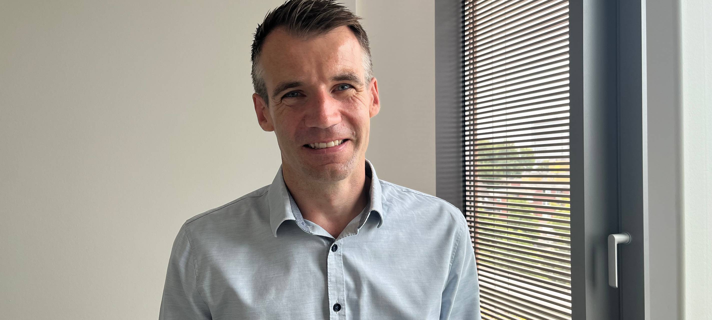 Dennis Peiler aus Hamm unterstützt Para-Reiterinnen in Paris