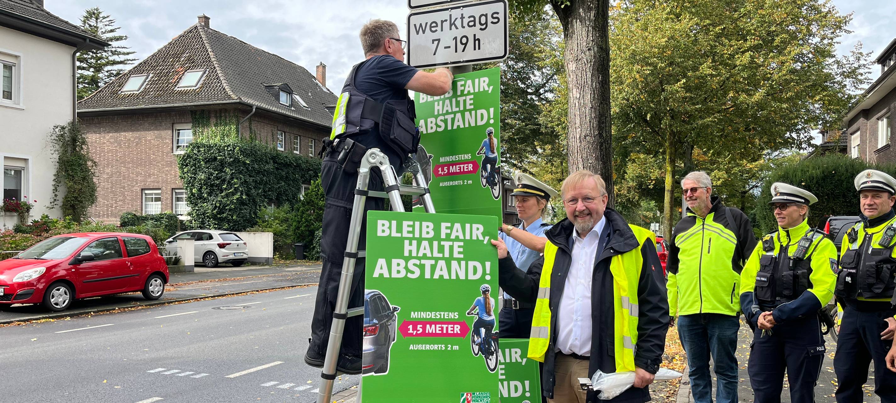 Die Polizei Hamm lässt mit der Verkehrswacht und dem ADFC die neuen Präventionsplakate zum Mindestabstand an der Marker Allee anbringen.