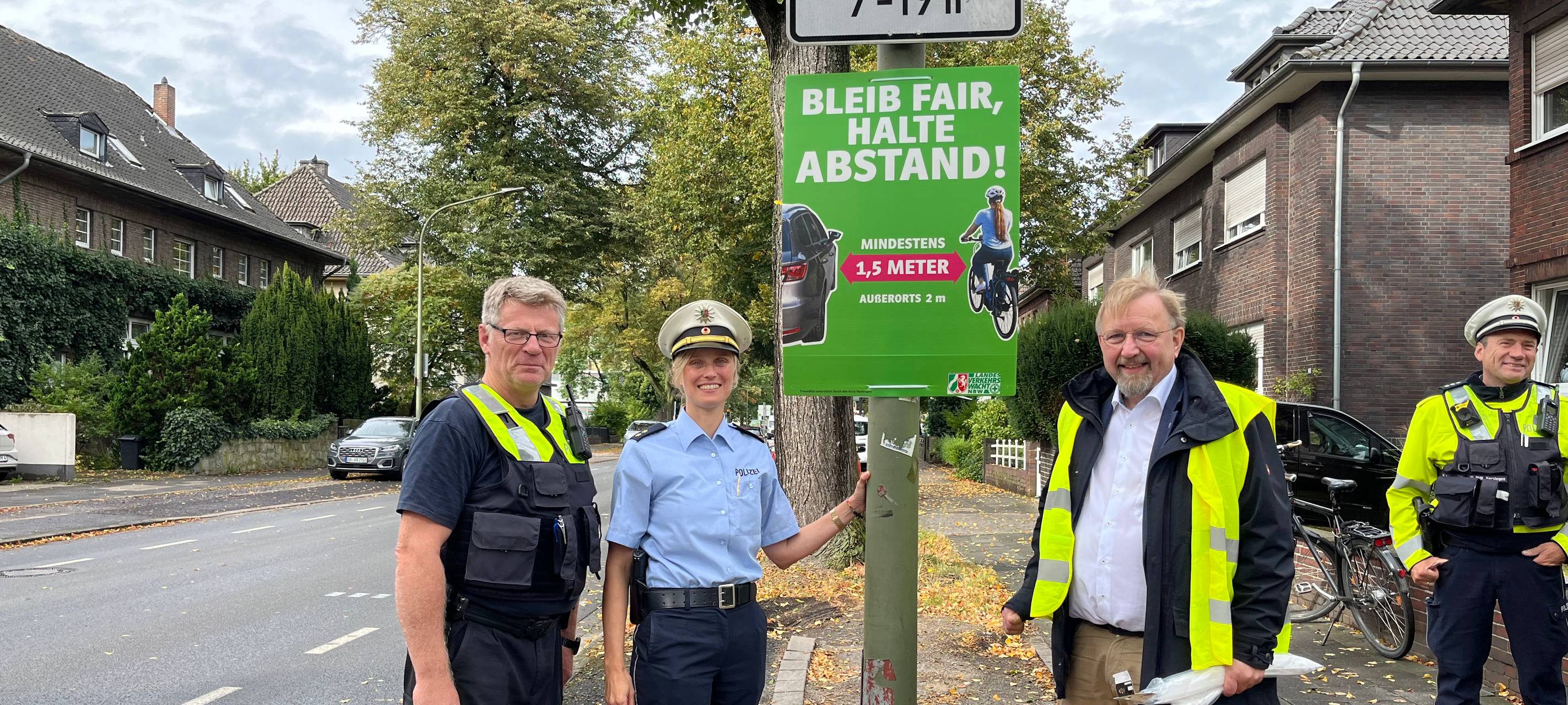 Die Polizei Hamm stellt die neuen Plakate zum Mindestabstand auf der Marker Allee vor.