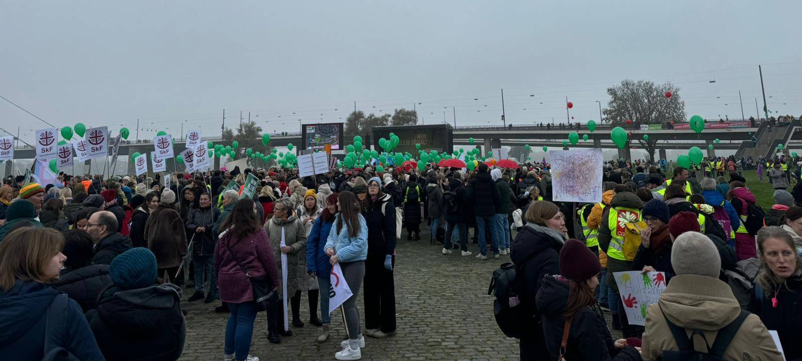 Tausende Streikende treffen sich in Düsseldorf