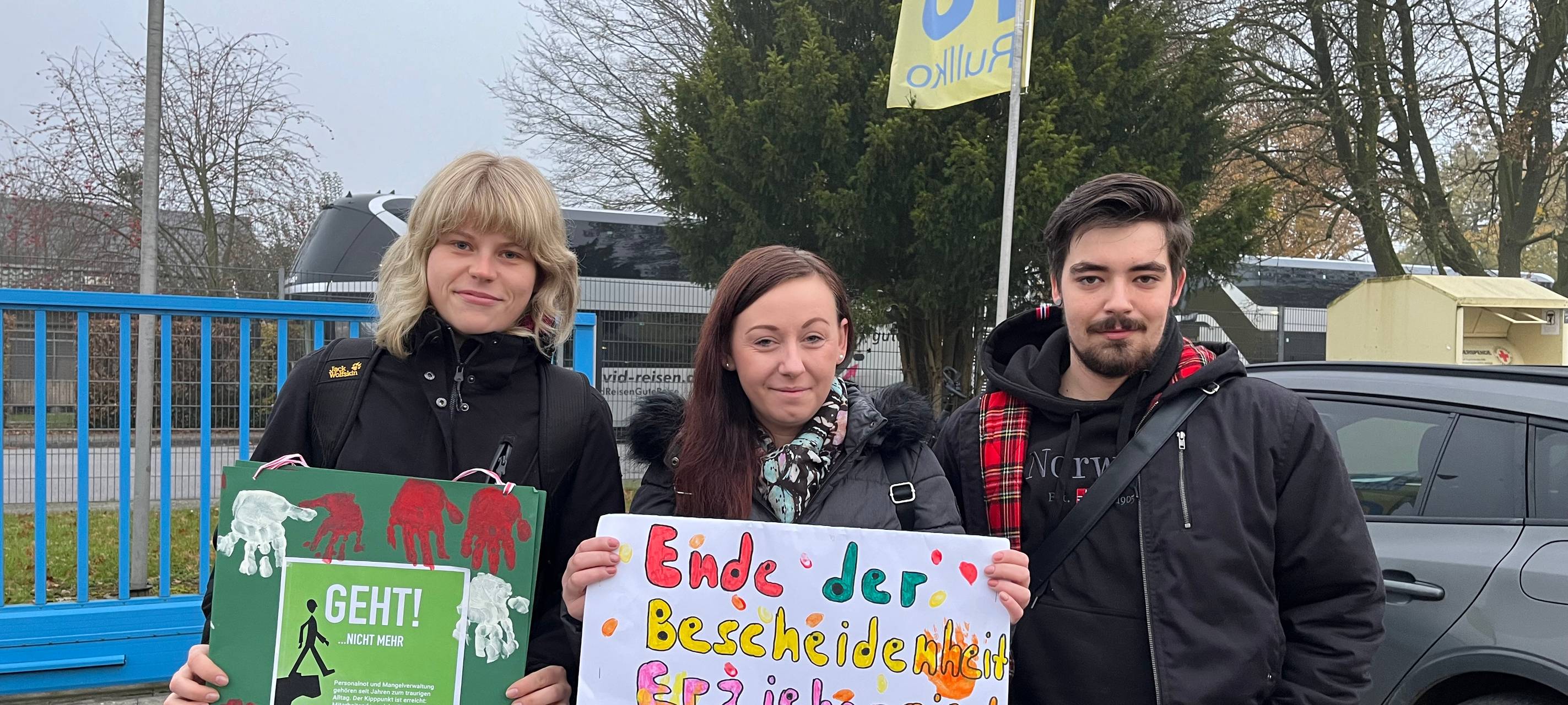 Erzieherinnen und Erzieher demonstrieren mit Plakaten in Hamm.