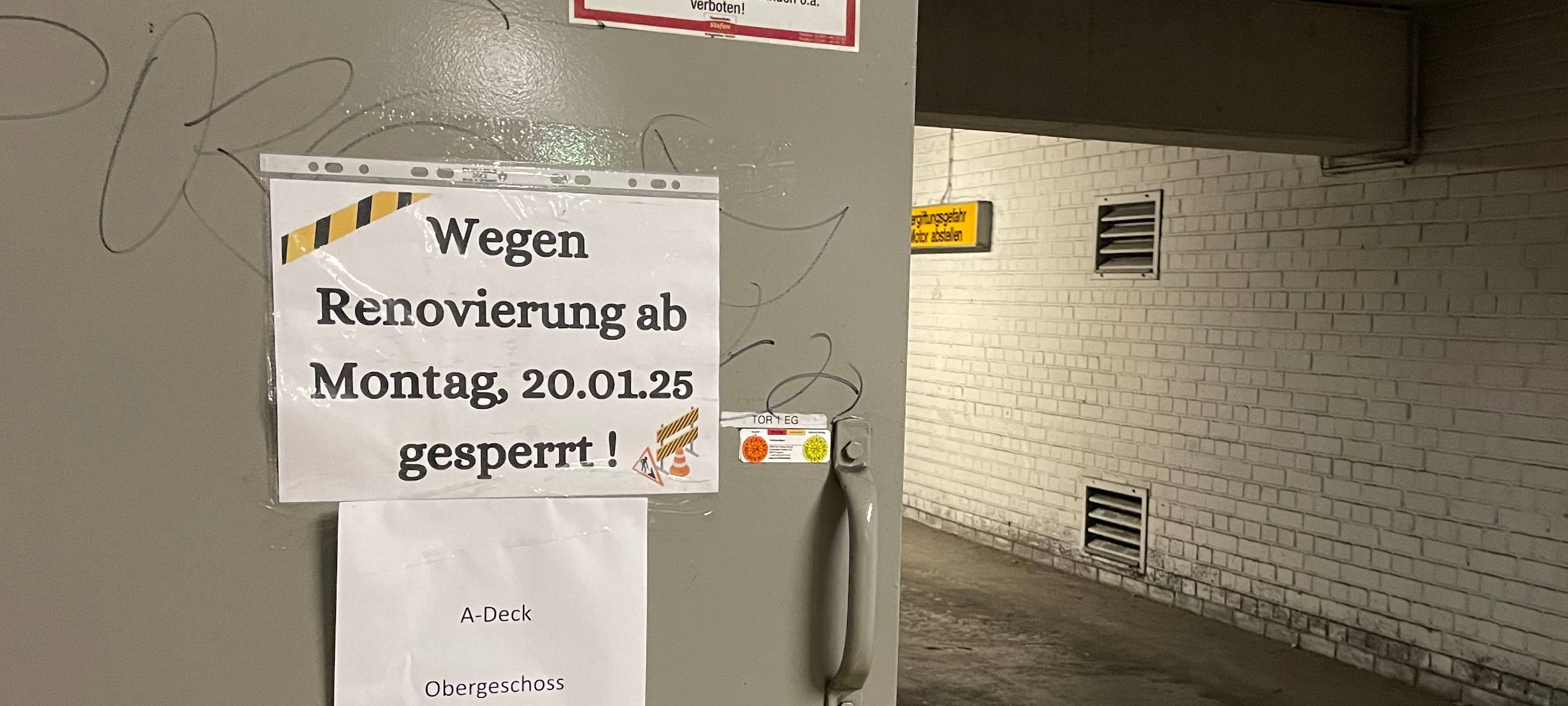 Ausgedruckte Hinweise zur Sperrung der Parkplätze