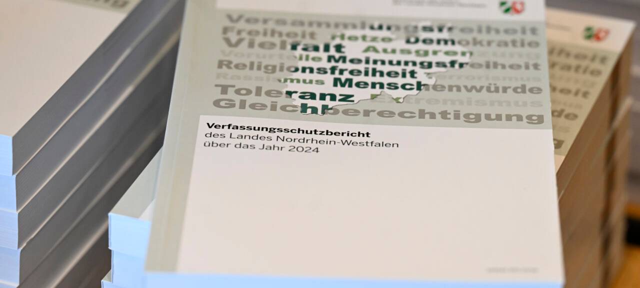 Blick auf eine Ausgabe des Verfassungsschutzberichts 2024 des Landes der vom Innenminister des Landes Nordrhein-Westfalen, Reul, vorgestellt wird.