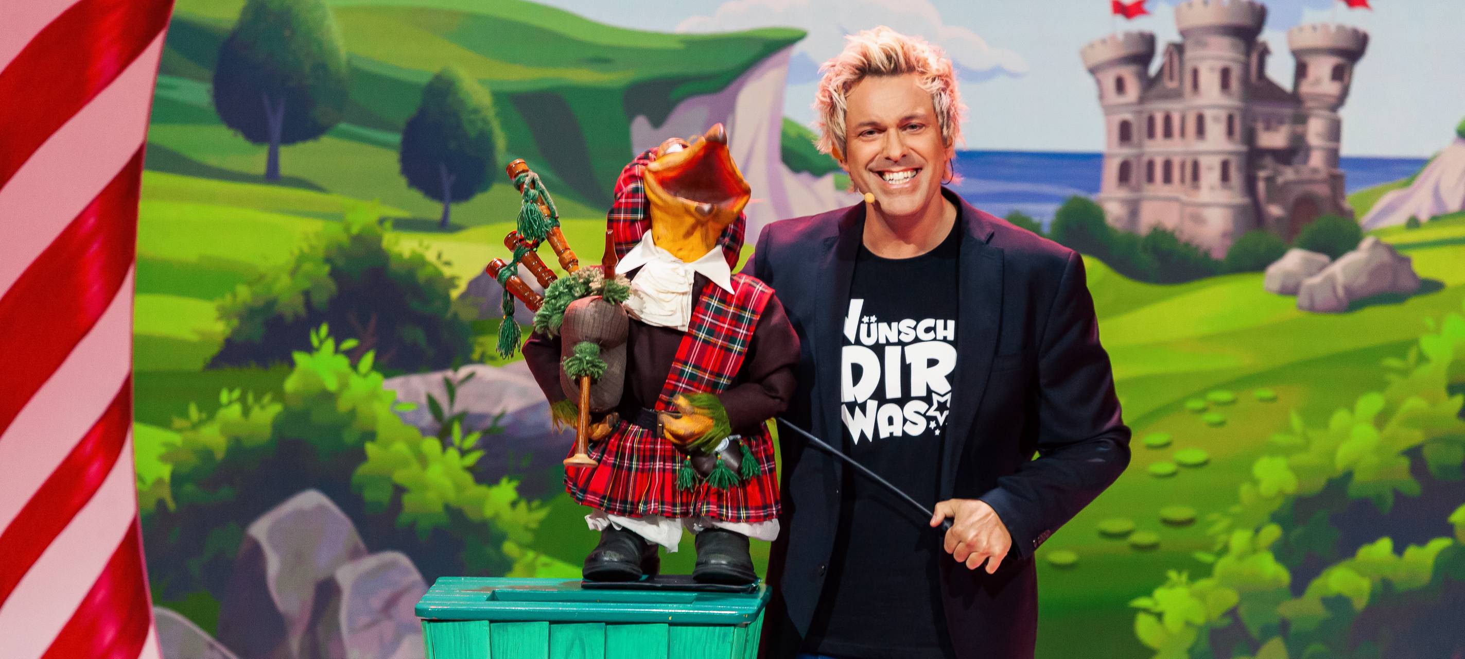 Comedian Sascha Grammel mit einer Handpuppe mit dudelsack und Schottenrock